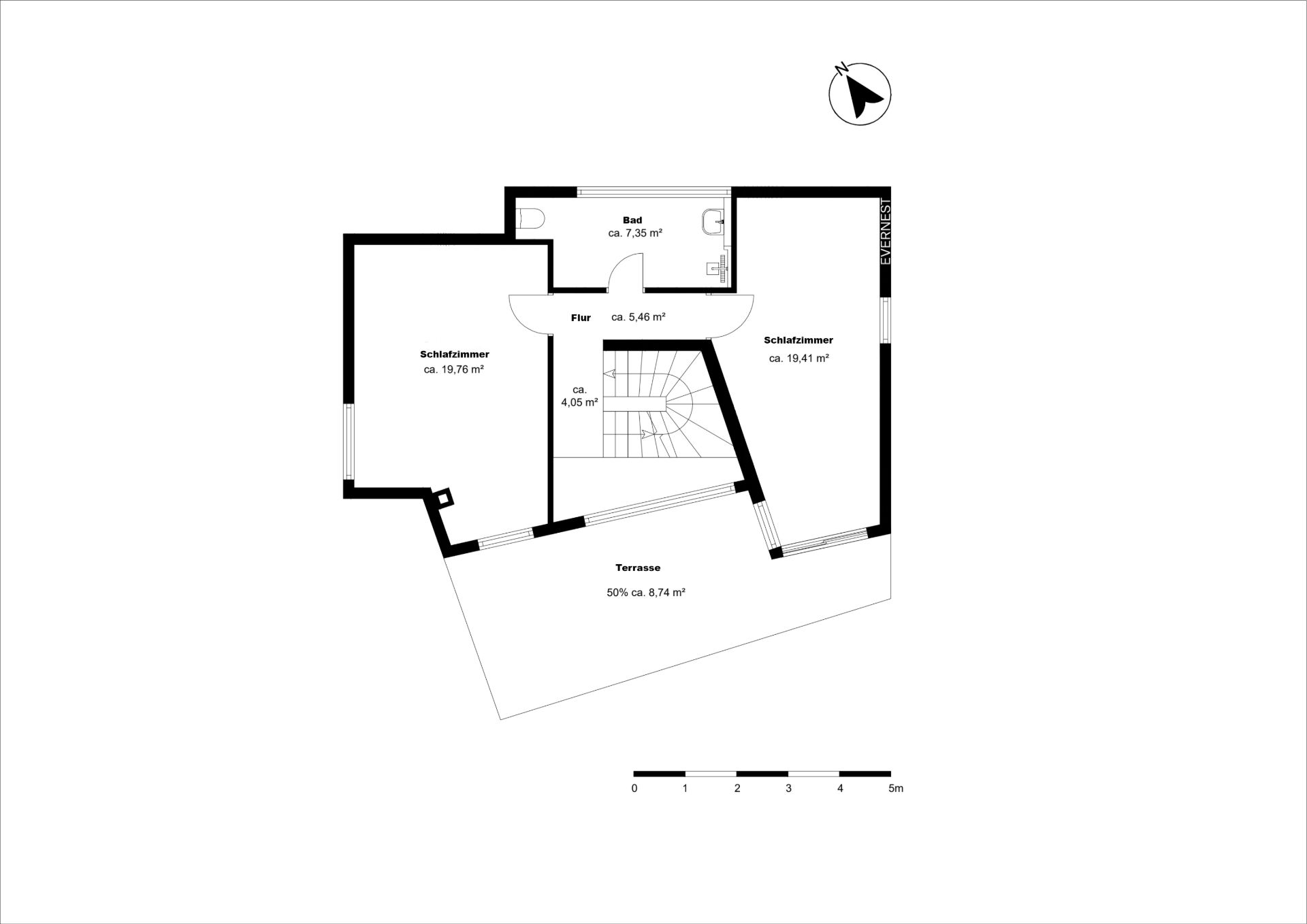 Grundriss mit zwei Schlafzimmern, Bad, Flur, Treppe und Terrasse.