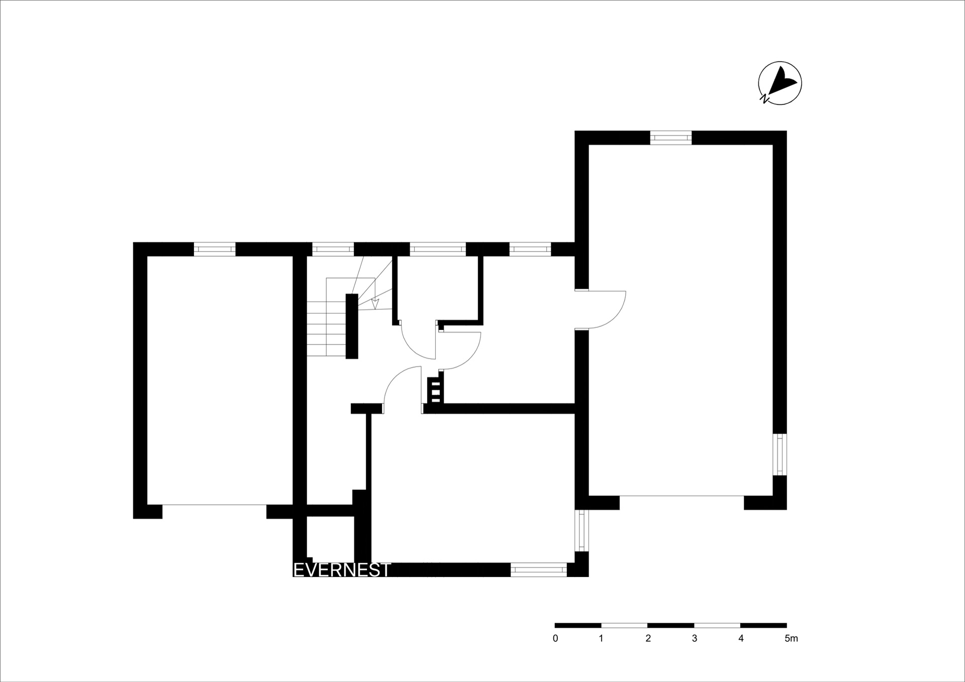 Schwarz-weißer Grundriss eines Wohnhauses mit mehreren Zimmern und Treppen.