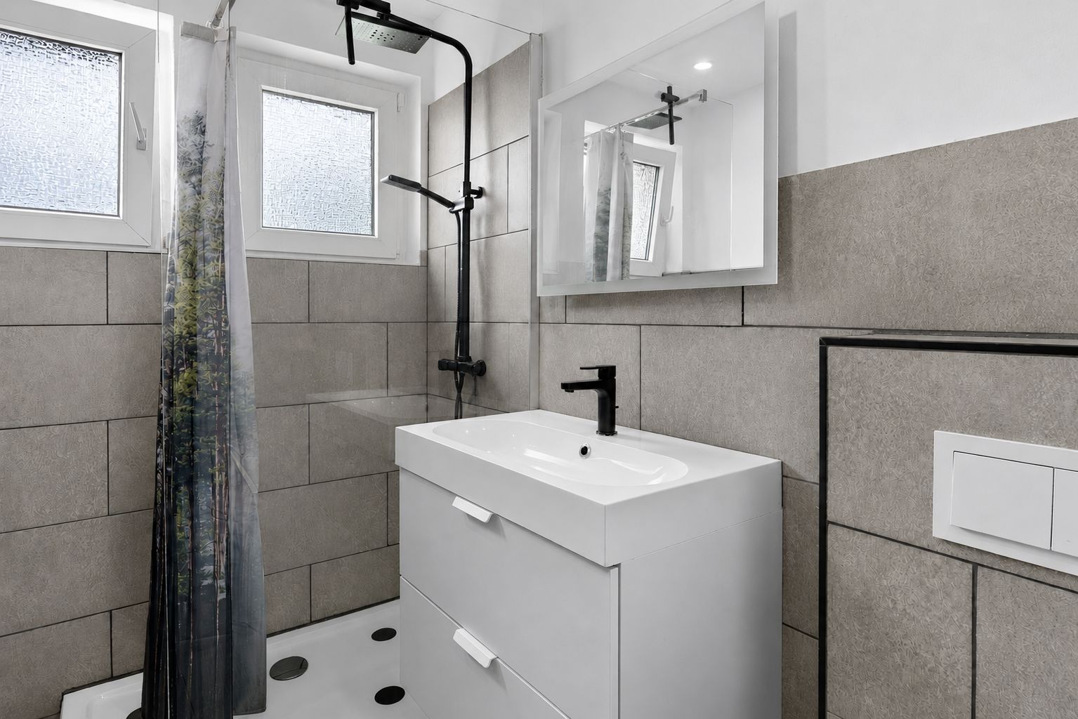 Modernes Badezimmer mit Dusche, Waschbecken, Spiegel und zwei Fenstern.