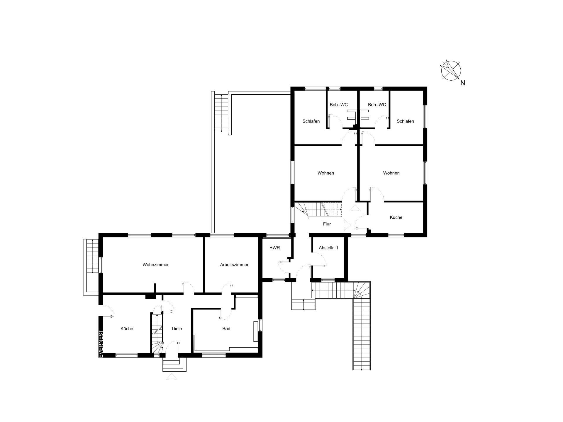 Grundriss eines Wohnhauses mit mehreren Zimmern, Küche, Bädern und Fluren.