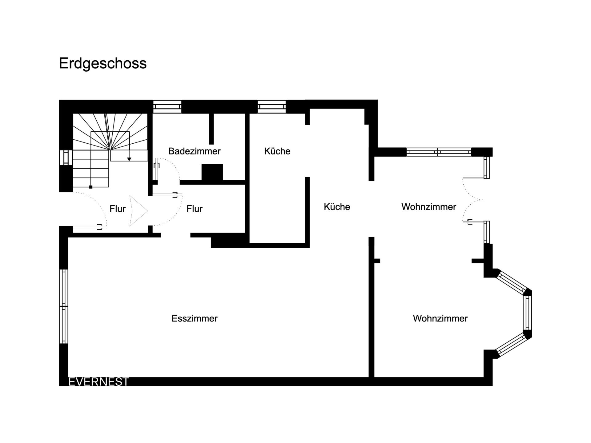 Grundriss des Erdgeschosses mit Wohnzimmer, Esszimmer, Küche, Badezimmer und Flur.