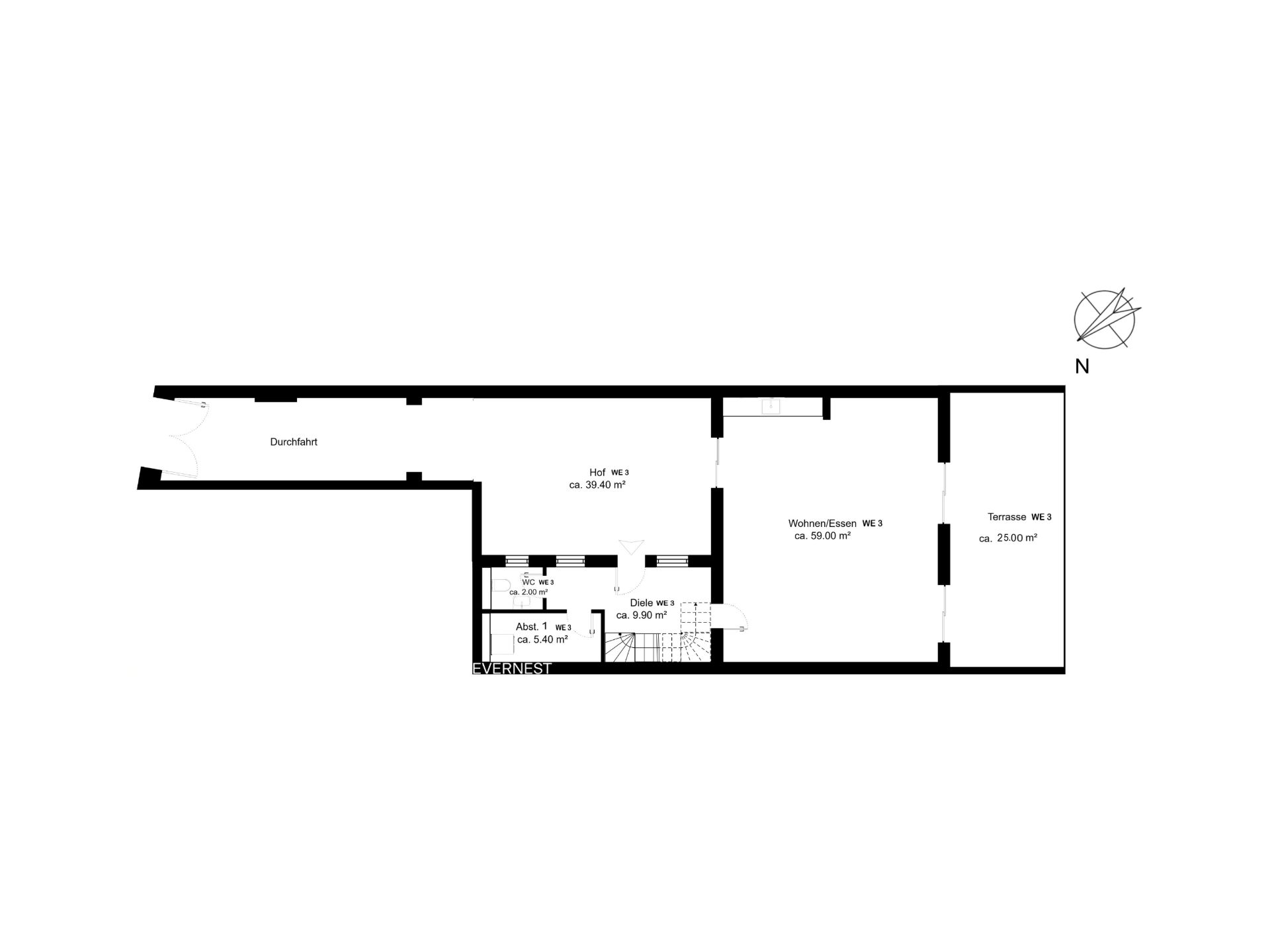 Grundriss mit Hof, Abstellraum, Diele, Wohnbereich und Terrasse, Räume sind beschriftet.