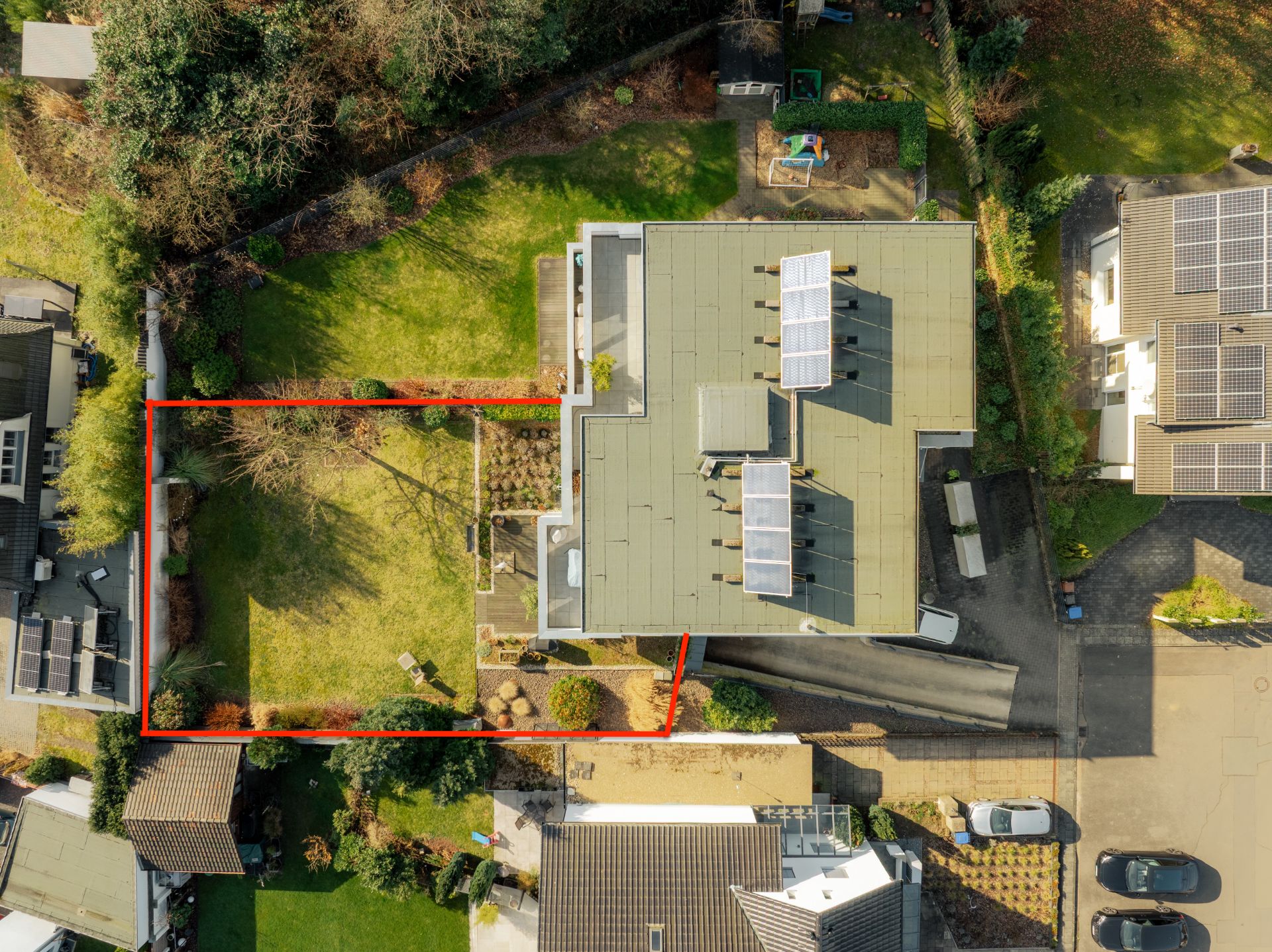 Luftaufnahme eines Hauses mit Garten, rotes Rechteck markiert einen Bereich im Garten.