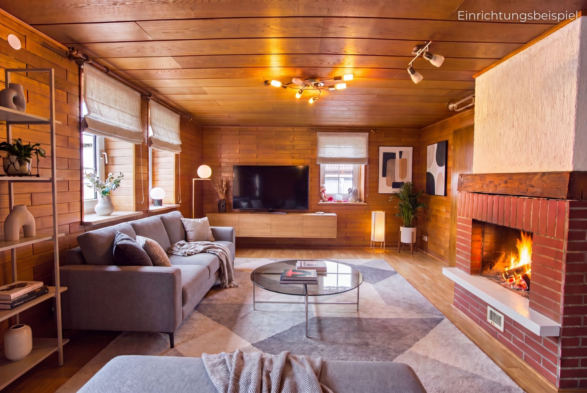 Modernes Wohnzimmer mit grauem Sofa, Kamin, Fernseher, Holzwänden und großem Teppich.