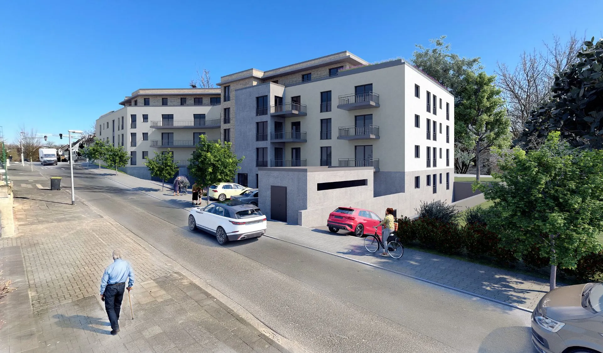 Mehrstöckiges Wohngebäude mit Balkonen an einer Straße, mehrere Autos und Fußgänger davor.