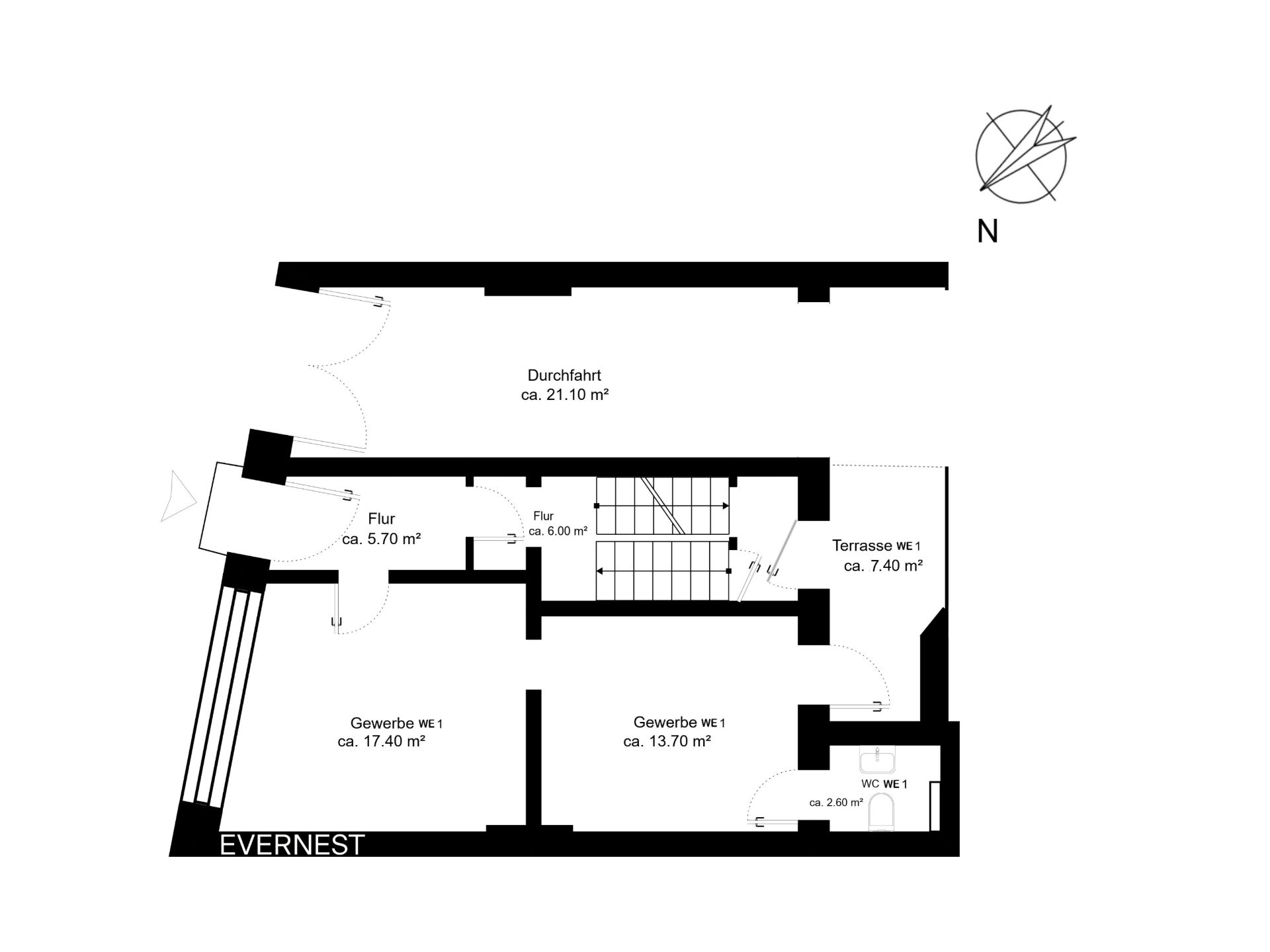 Grundriss mit mehreren Räumen, Fluren, Terrasse und WC, Räume sind mit Quadratmeterangaben beschriftet.