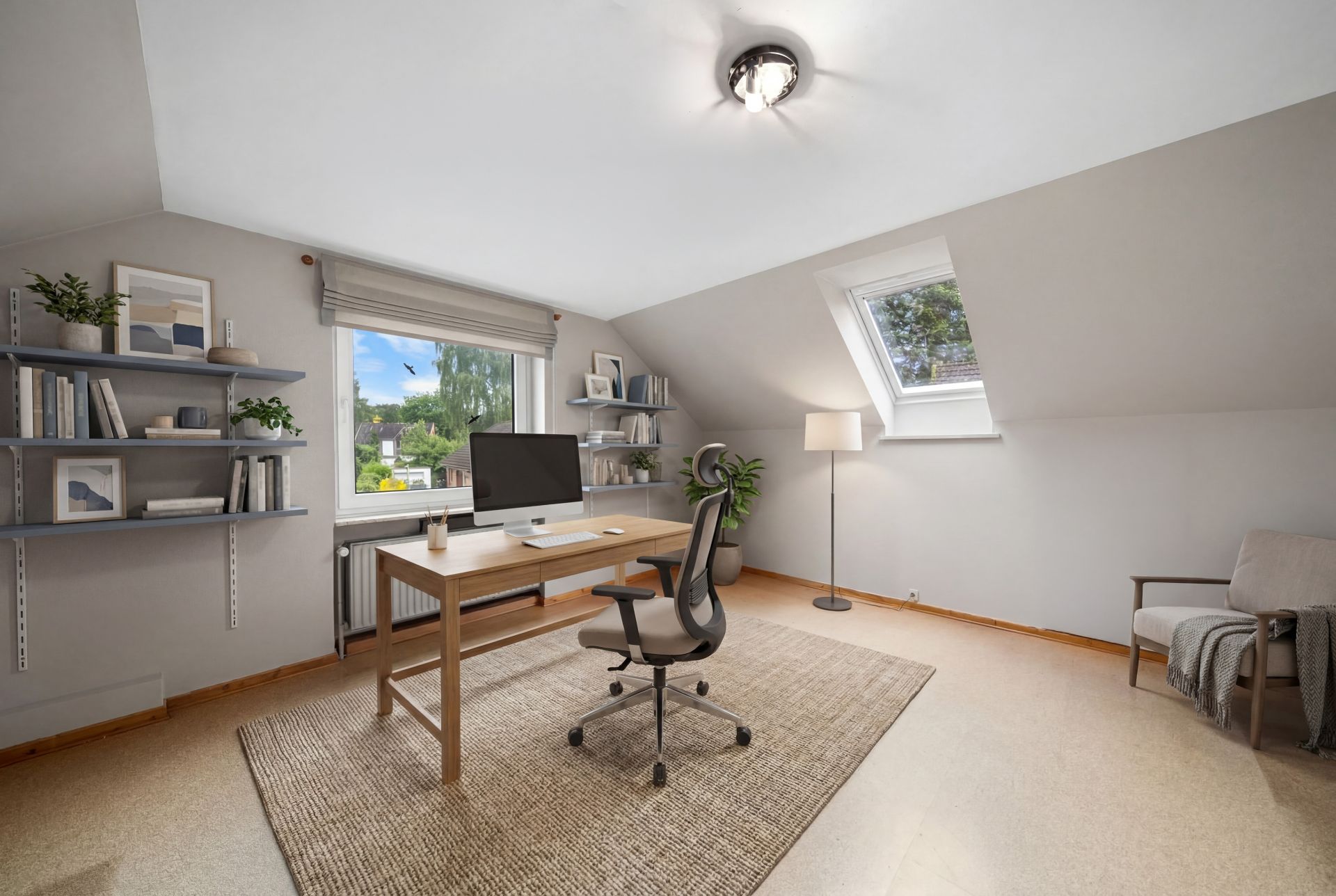 Helles Arbeitszimmer mit Schreibtisch, Stuhl, Regal, Teppich und Fenster unter Dachschräge.