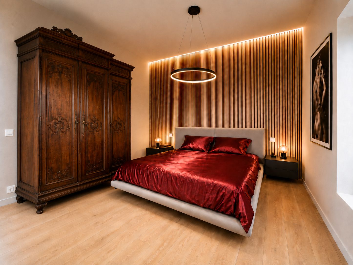 Schlafzimmer mit Doppelbett, roter Bettwäsche, großem Schrank und moderner Beleuchtung an der Wand.