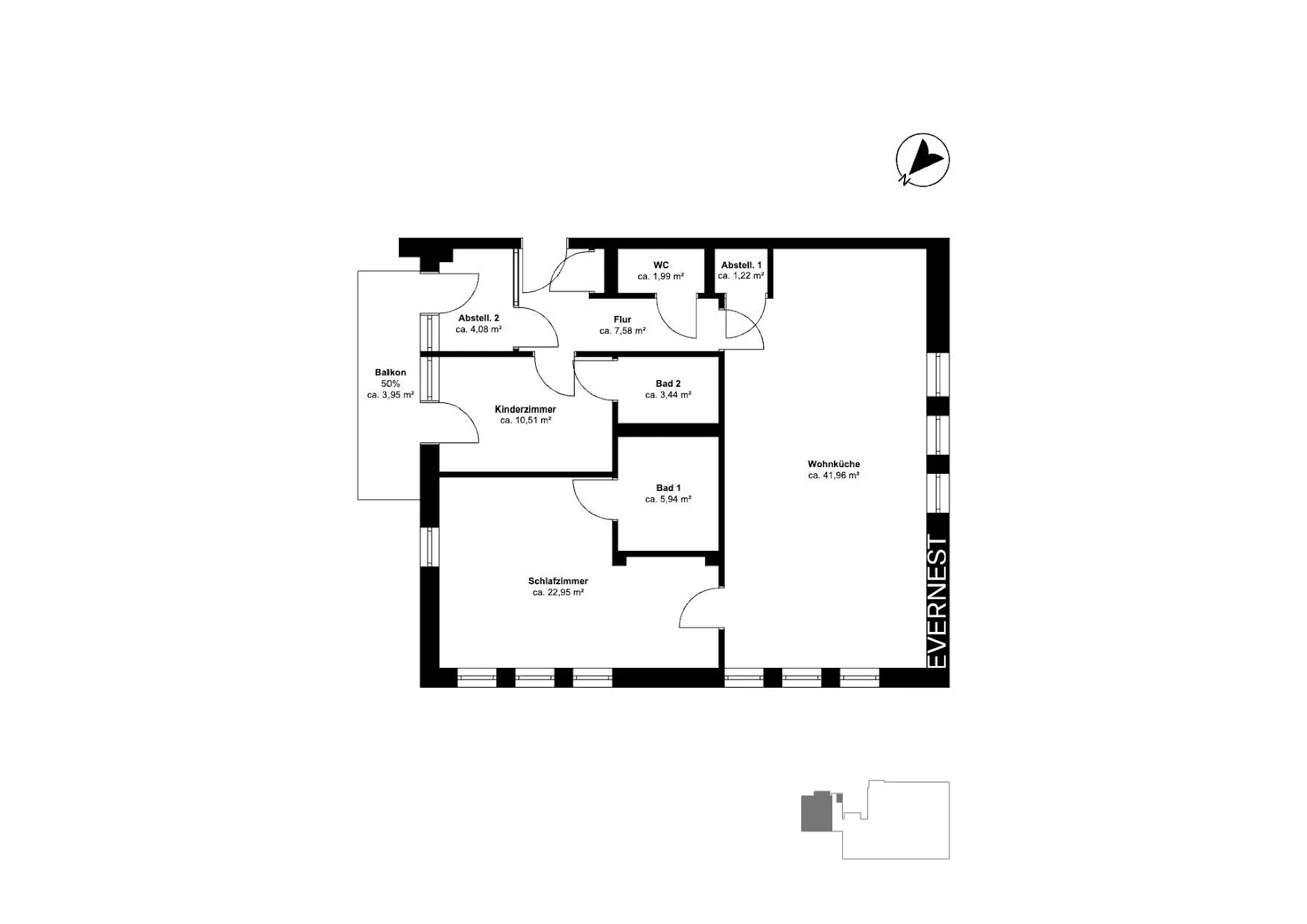 Grundriss einer Wohnung mit Schlafzimmer, Kinderzimmer, Wohnküche, zwei Bädern und Balkon.