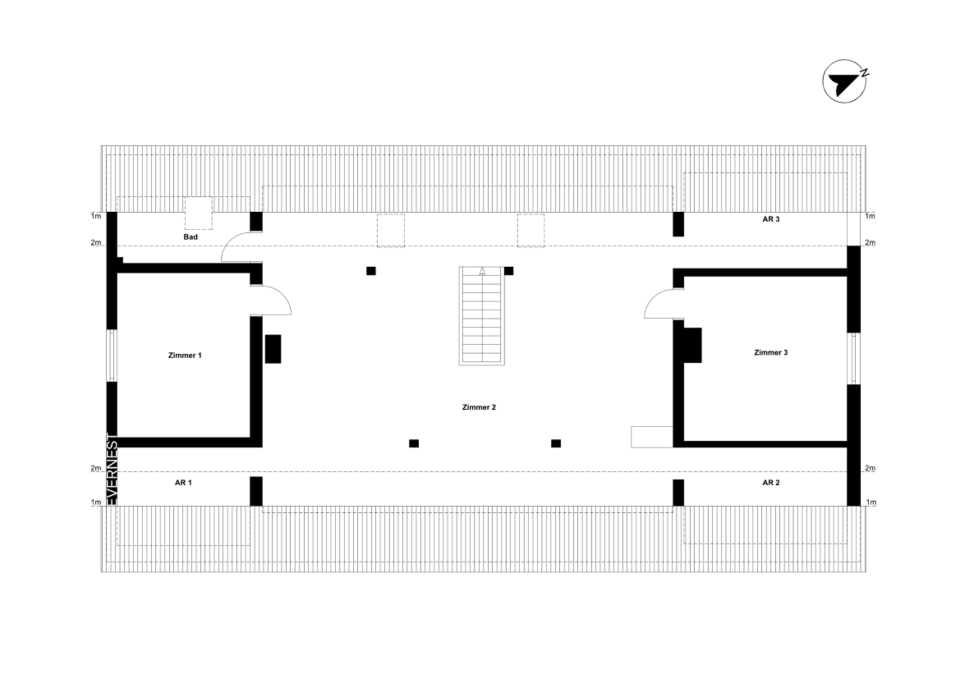 Grundriss mit drei Zimmern, einem Bad und mehreren Abstellräumen, Treppe in der Mitte.