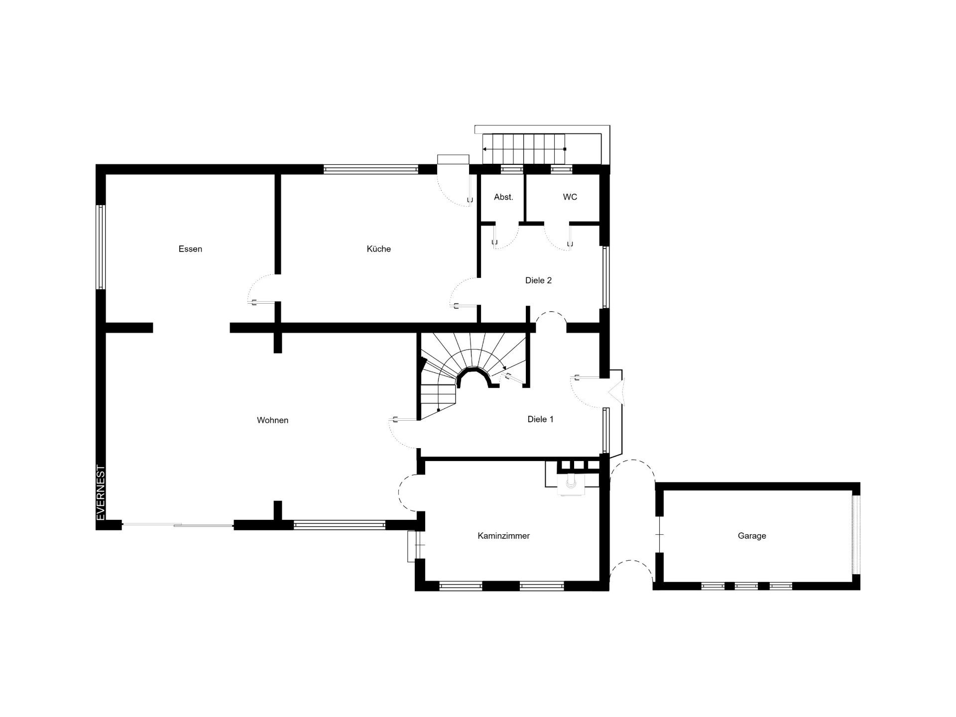 Grundriss eines Wohnhauses mit Wohn-, Ess-, Kaminzimmer, Küche, WC, Abstellraum und Garage.