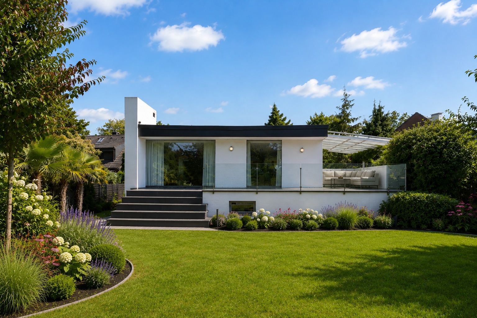 Modernes, einstöckiges Haus mit Glasfront und Garten, Rasen und bepflanzten Beeten vorne.
