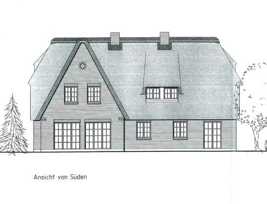 Zeichnung zeigt Südansicht eines Hauses mit Reetdach, großen Fenstern und zwei Schornsteinen.