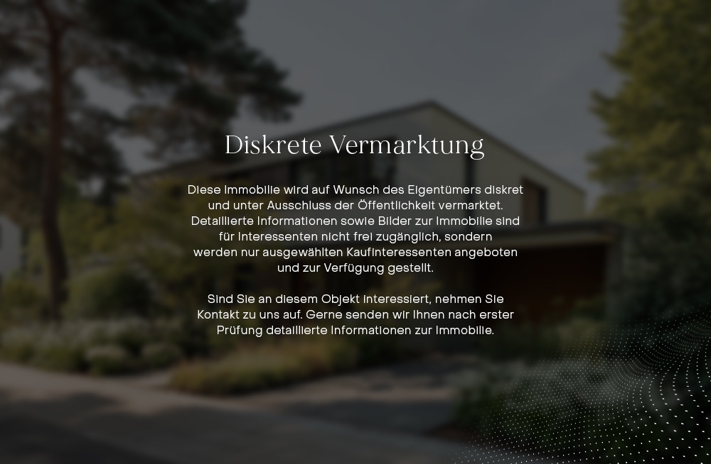 Verschwommenes Bild eines Wohnhauses mit eingeblendeter Infotafel zum diskreten Verkauf.