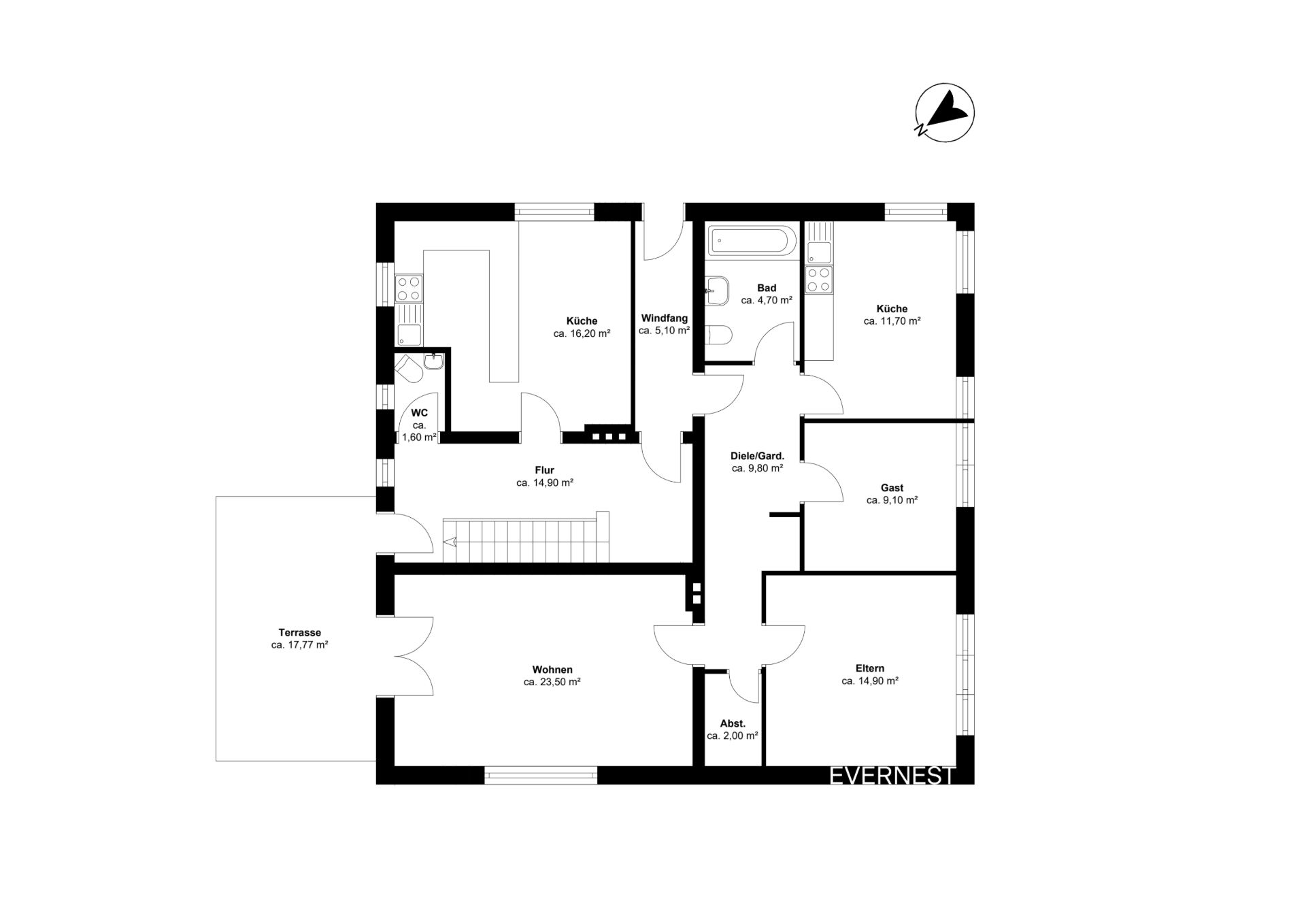 Grundriss eines Wohnhauses mit Terrasse, Wohnzimmer, Küche, Bad und mehreren Zimmern.