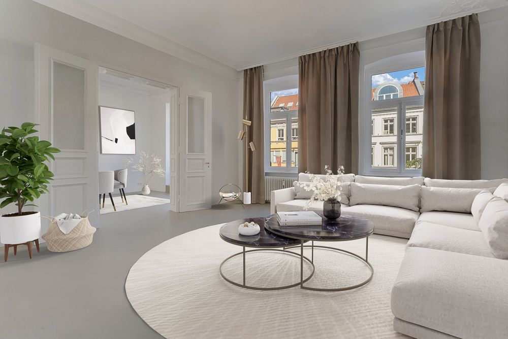 Helles Wohnzimmer mit großem Ecksofa, runden Tischen, Zimmerpflanze und großen Fenstern mit braunen Vorhängen.