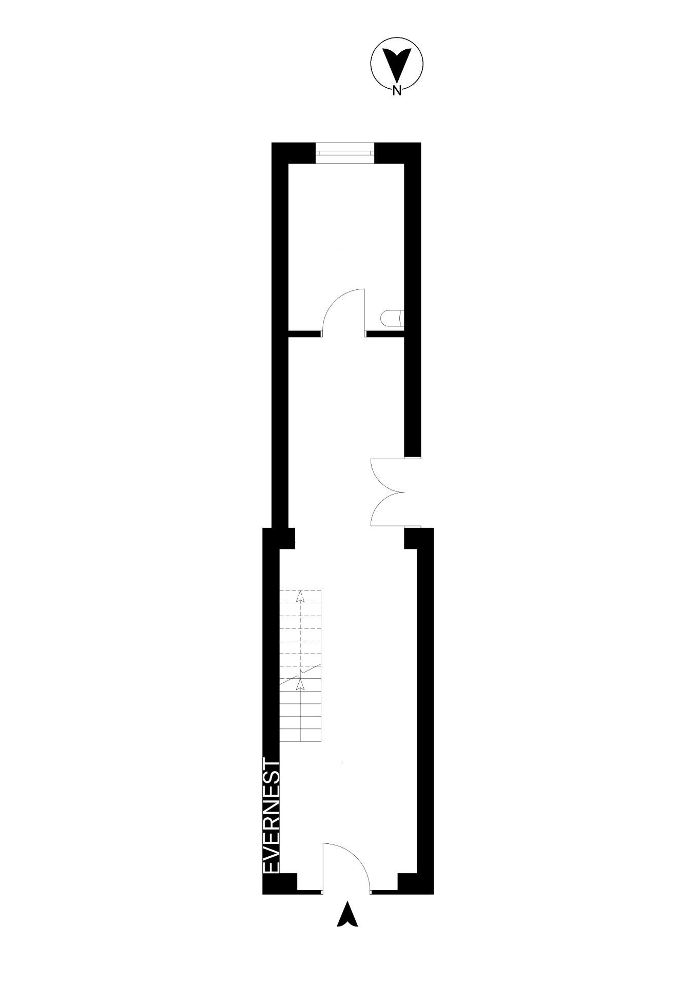 Grundriss eines rechteckigen Wohnbereichs mit Flur, Treppe und kleinem Bad.