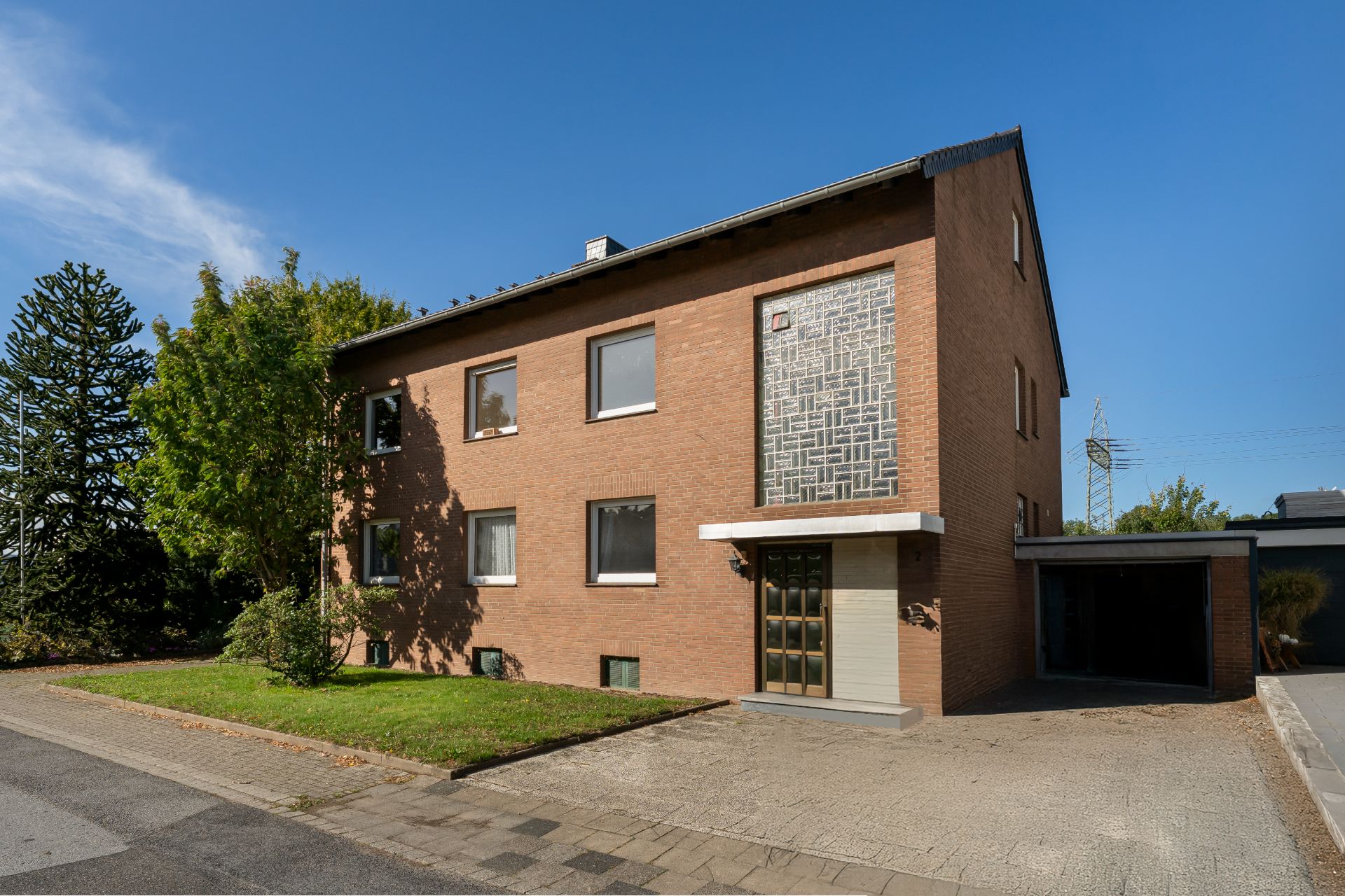 Mehrfamilienhaus mit großem Garten, Garage und Gewerbeeinheit