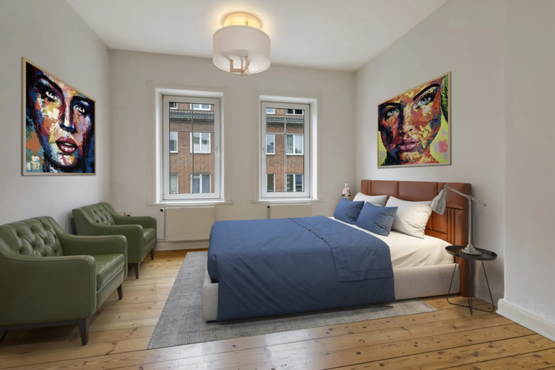 Schlafzimmer mit Doppelbett, zwei grünen Sesseln, zwei Fenstern und bunten Porträts an den Wänden.