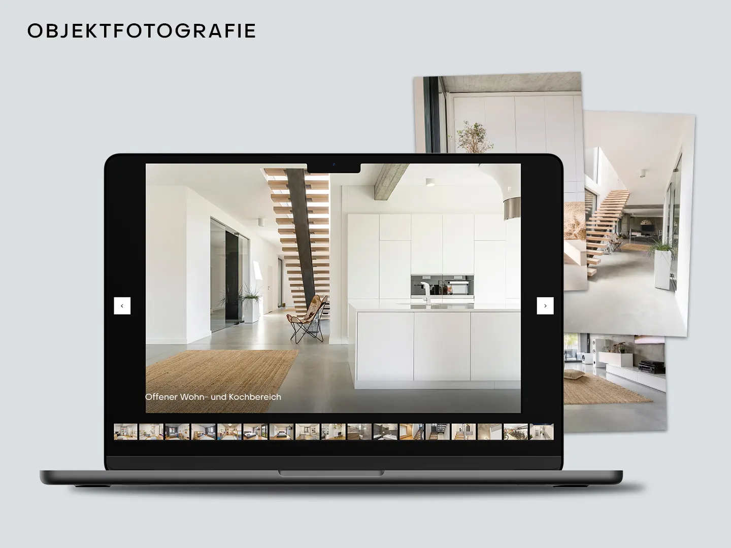 Laptop zeigt Fotos eines modernen Wohn- und Kochbereichs mit weißer Küche und offener Treppe.