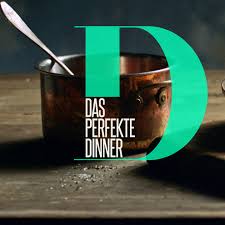 Ein Topf mit Löffel steht auf einem Holztisch, darüber liegt Schriftzug 'Das perfekte Dinner'.