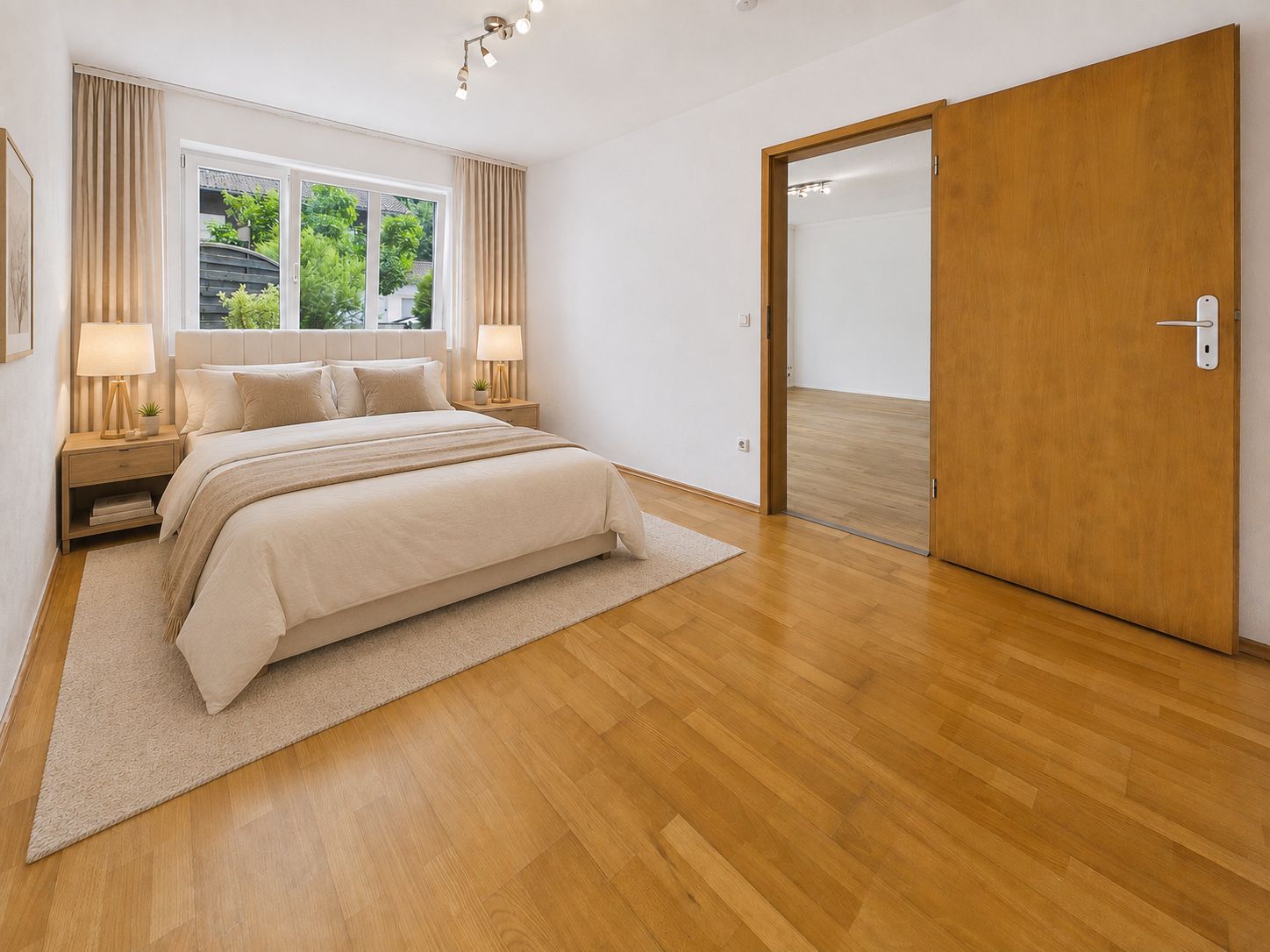 Helles Schlafzimmer mit Doppelbett, Nachttischen, Lampen und offenstehender Holztür.