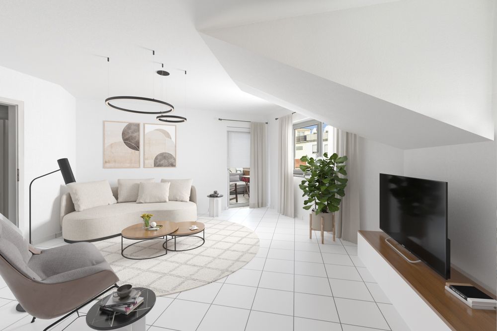 Helles Wohnzimmer mit Sofa, Sessel, Fernseher, Couchtisch und Pflanze am Fenster.