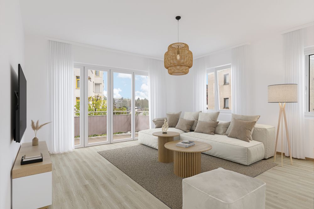 Helles Wohnzimmer mit Sofa, Couchtischen, TV, Stehlampe und großen Fenstern zum Balkon.