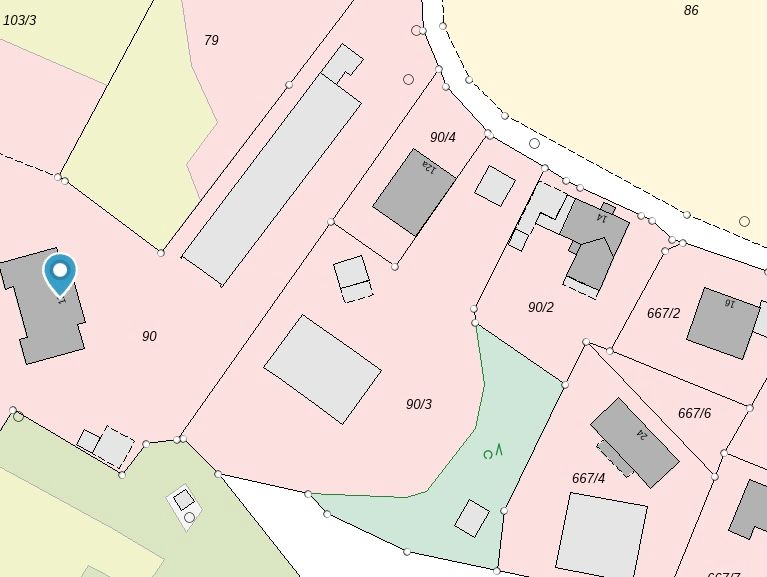 Kartenausschnitt mit mehreren Gebäuden, Grundstücksgrenzen und einer Markierung auf einem Haus.