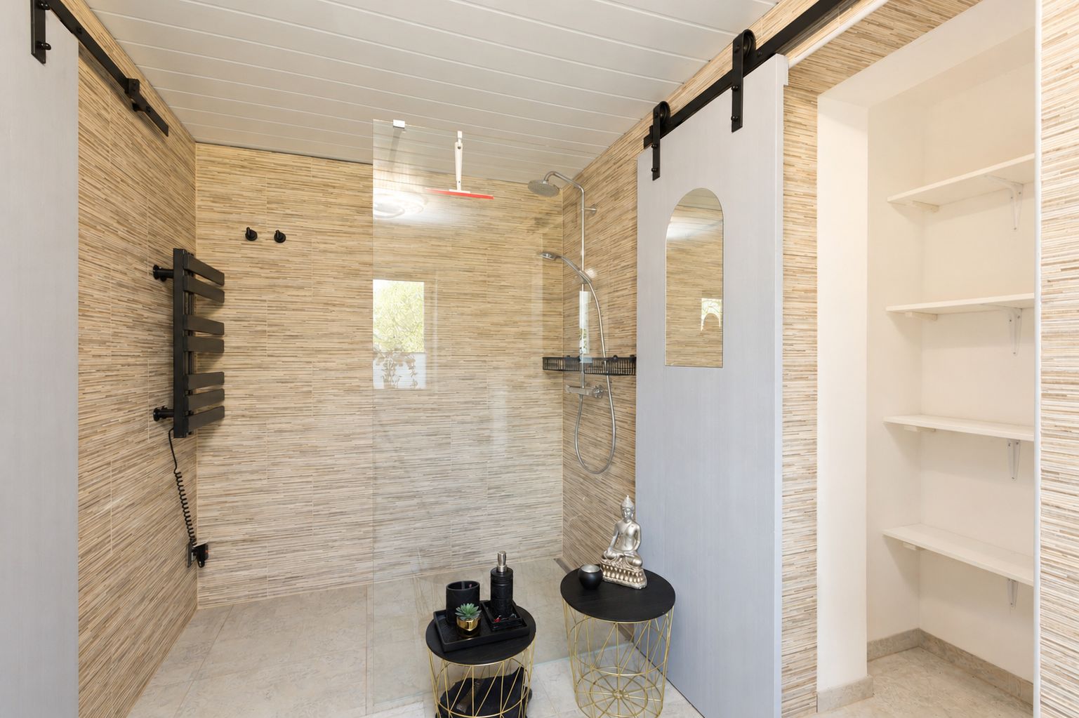 Modernes Badezimmer mit offener Dusche, Glastrennwand und Regalnische mit weißen Einlegeböden.