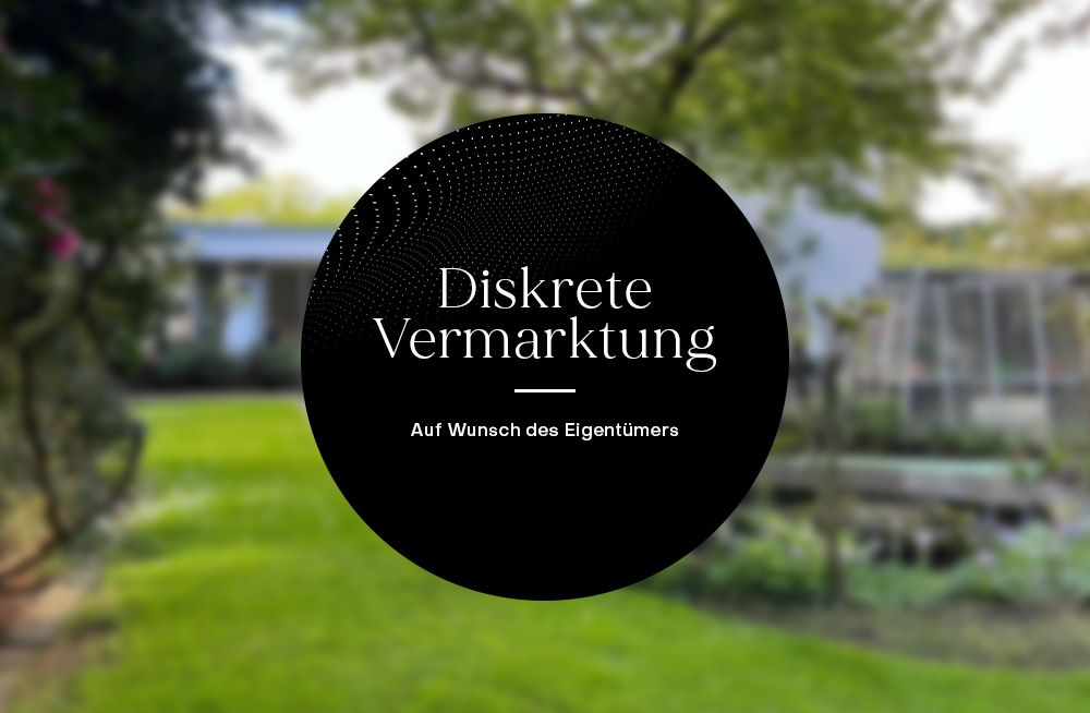 Unscharfer Garten mit kreisförmigem Textfeld in der Mitte, Bäume und Rasen sichtbar.