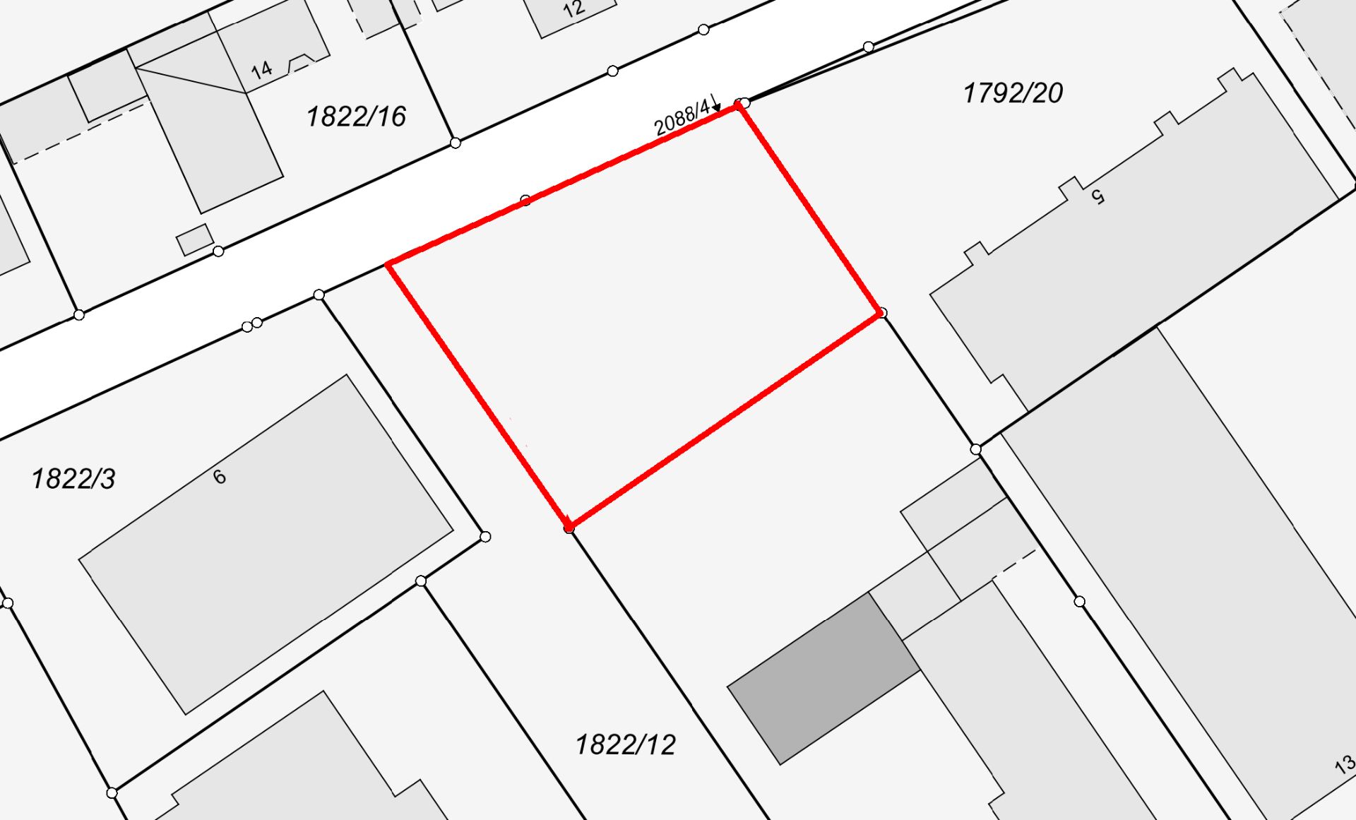 Schwarz-weißer Lageplan mit rot umrandetem Grundstück in der Mitte.