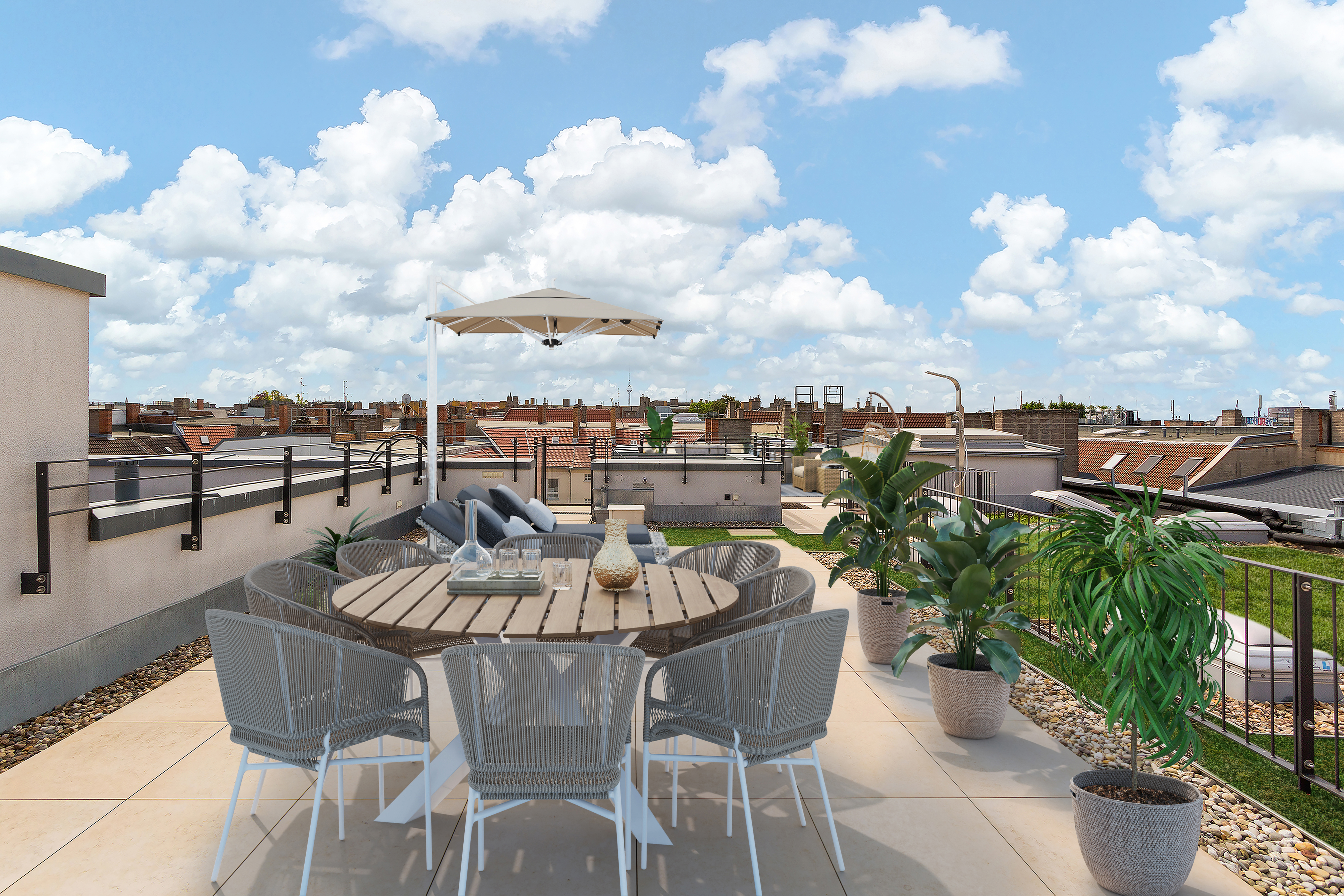 Große Dachterrasse mit Sitzgruppe, Sonnenschirm und mehreren Topfpflanzen, umgeben von Stadtansicht.