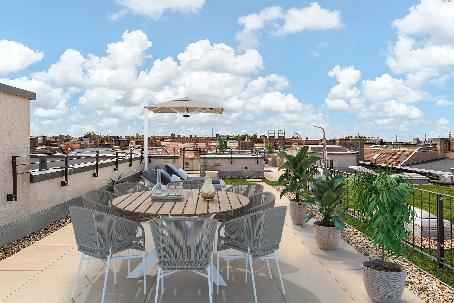 Große Dachterrasse mit Sitzgruppe, Sonnenschirm und mehreren Topfpflanzen, umgeben von Stadtansicht.