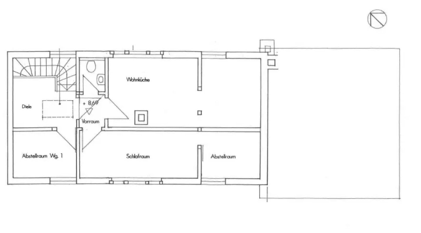Grundriss mit Wohnküche, Schlafraum, Abstellräumen, Bad und Diele.