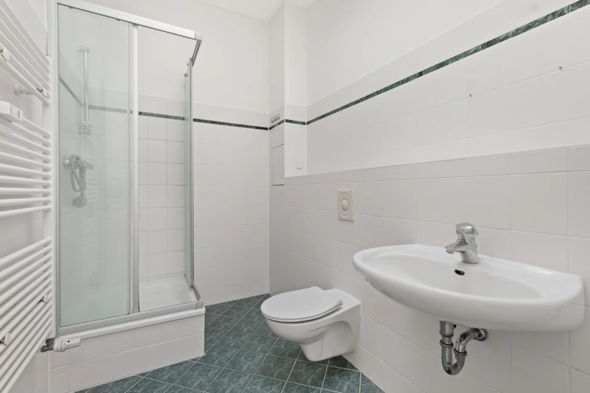 Modernes Badezimmer mit Dusche, Wandwaschbecken und wandhängender Toilette.