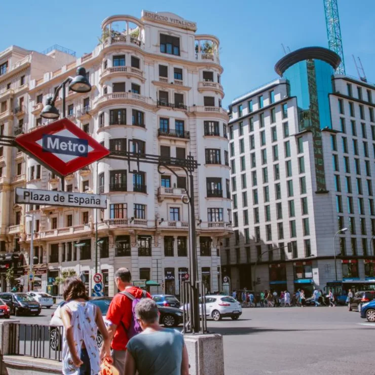 Imagen de Luís Quintero, Pexels.  Metro Plaza de España, Barrio Argüelles