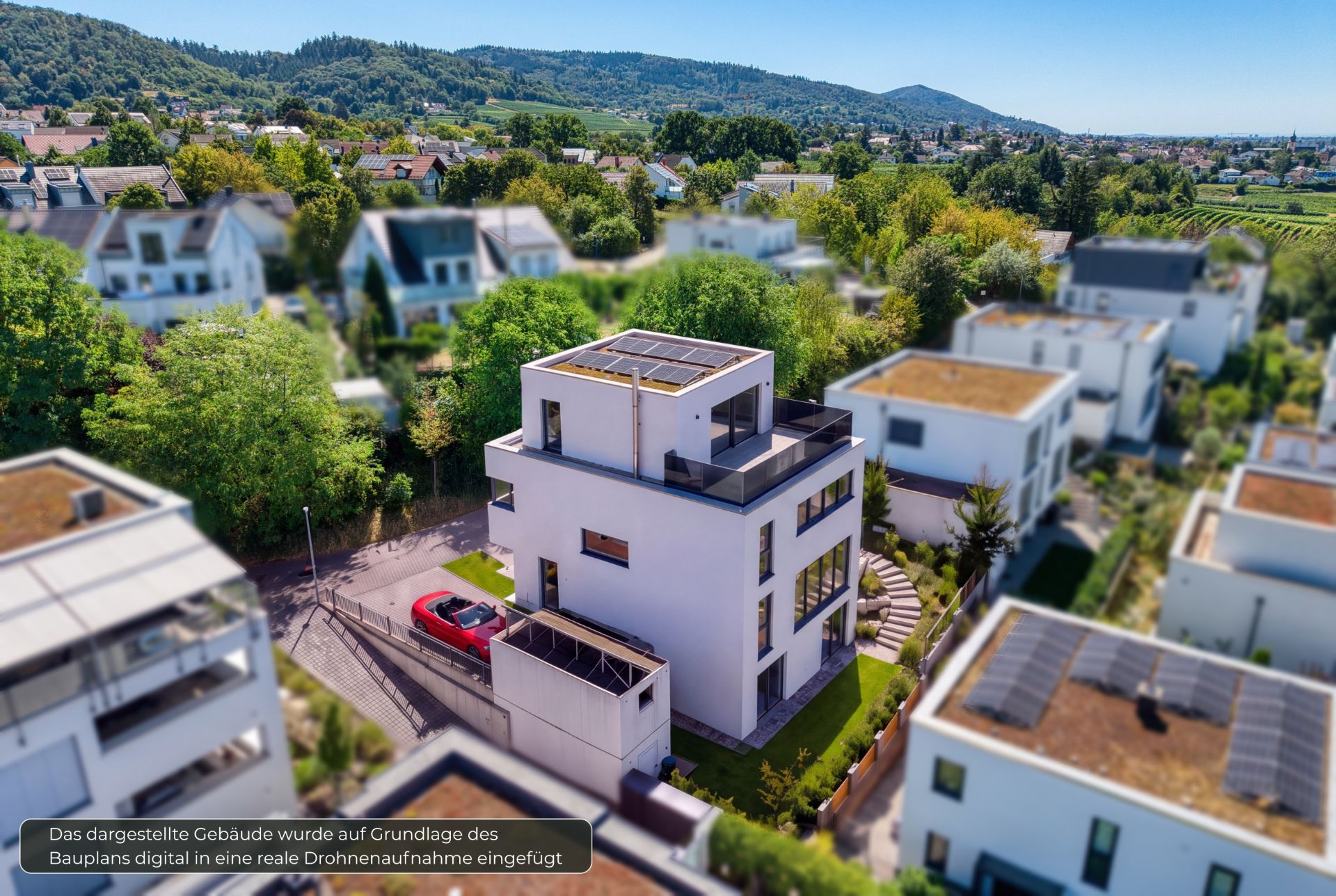 Moderne weiße Wohnhaus mit Flachdach aus der Vogelperspektive, umgeben von anderen Häusern und viel Grün.