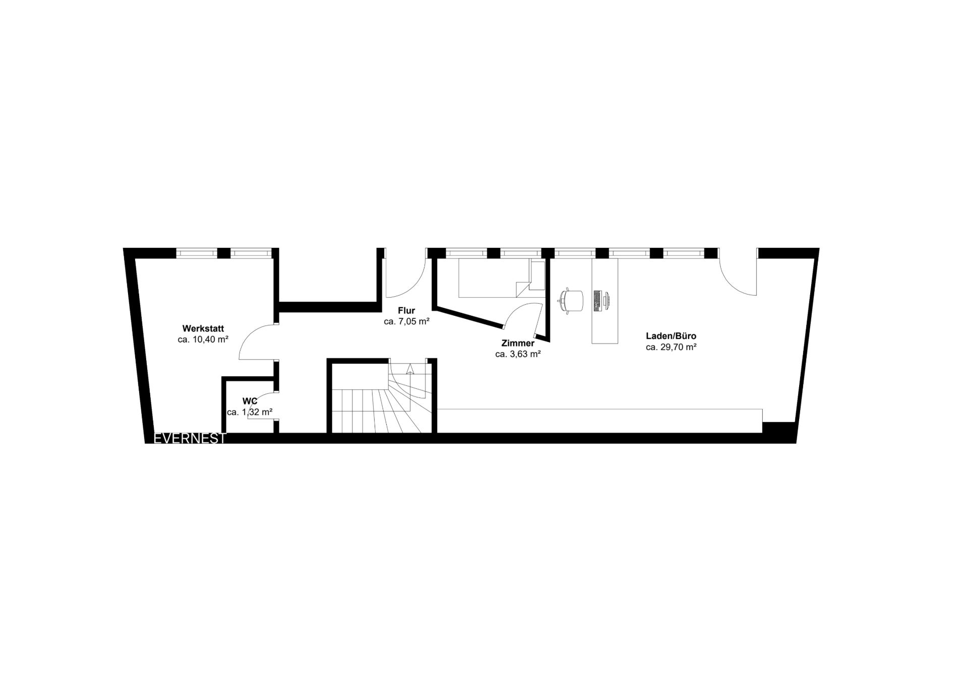 Grundriss mit Werkstatt, WC, Flur, kleinem Zimmer und großem Raum mit Schreibtisch.