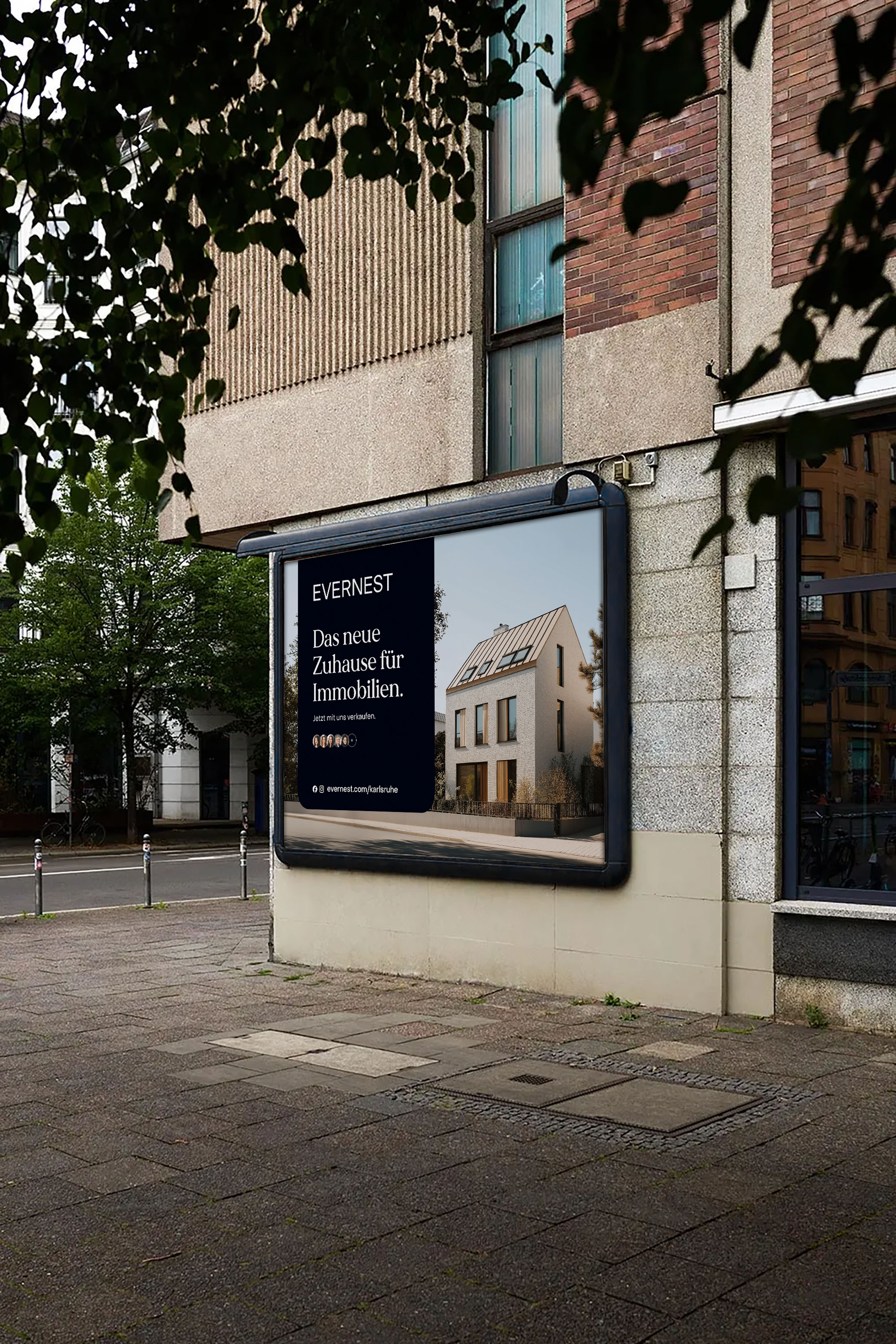 Werbeplakat für Immobilien mit Foto eines modernen Wohnhauses an einer Hauswand in der Stadt.
