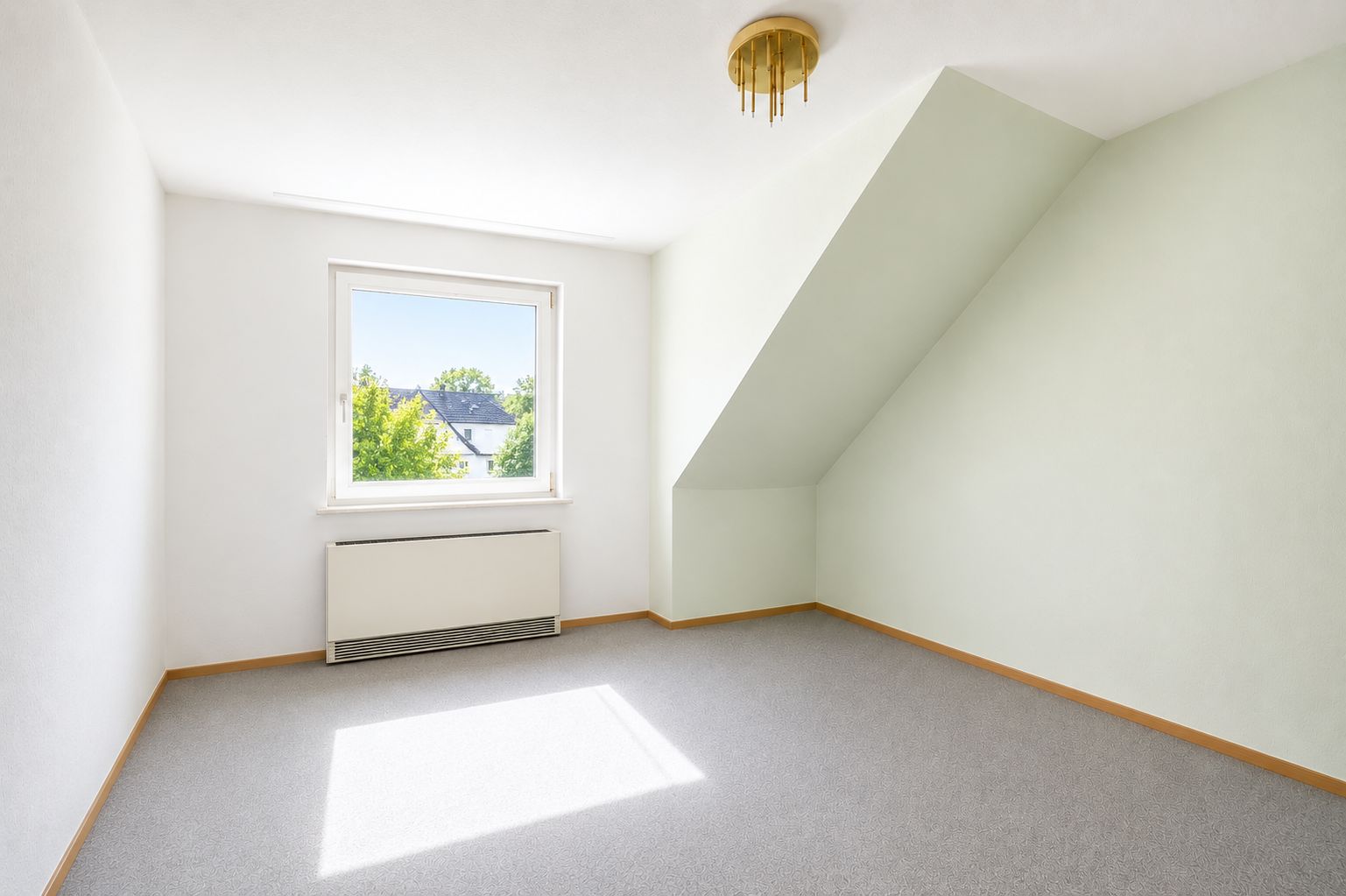 Helles, leerstehendes Zimmer mit Teppichboden, Fenster und Dachschräge.