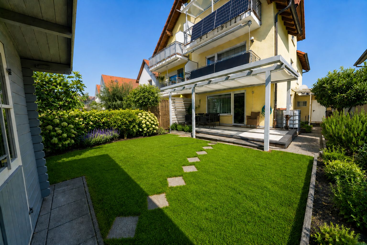 Außenansicht mit Garten