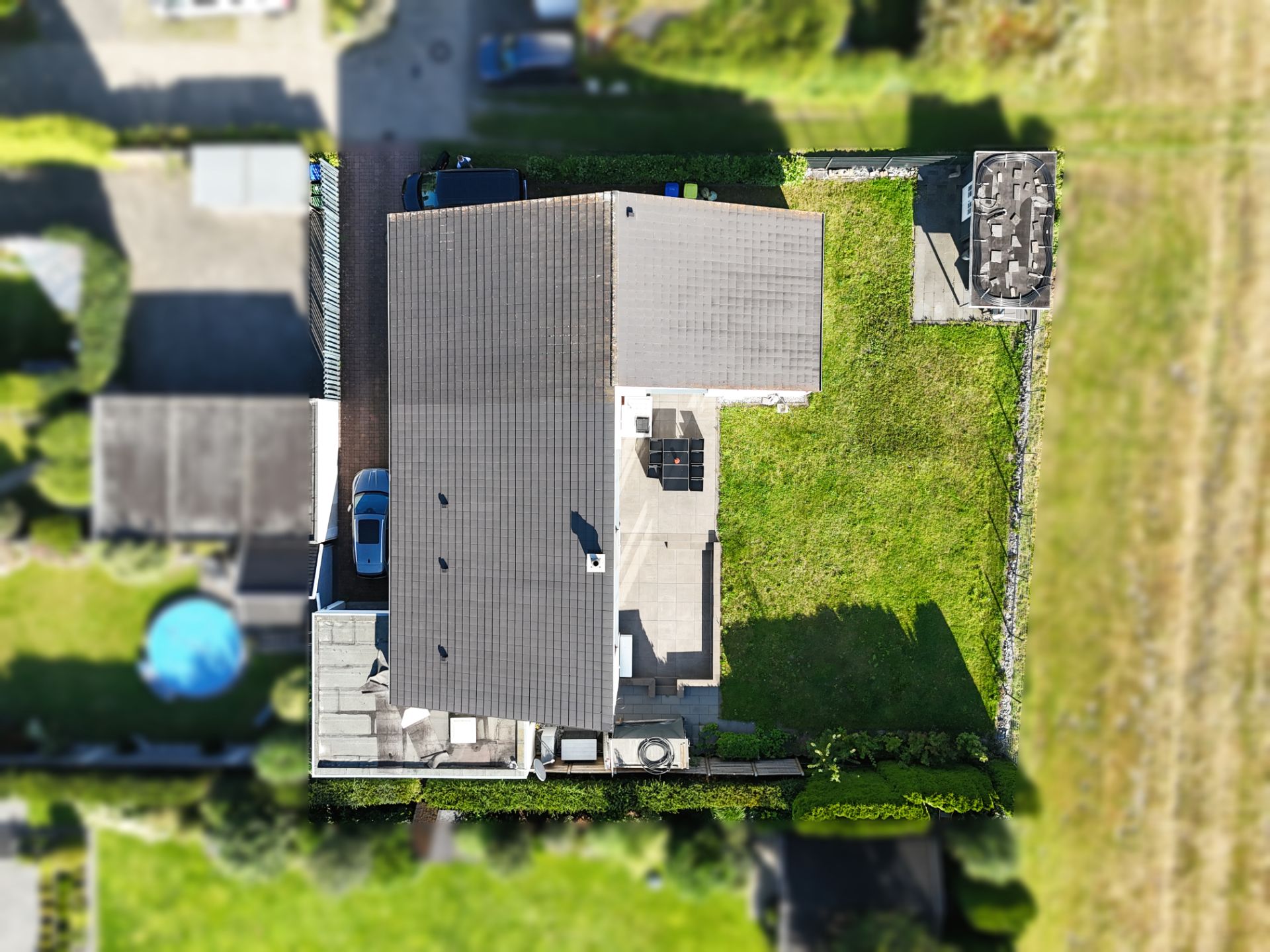 Luftaufnahme eines Hauses mit Garten und Terrasse.