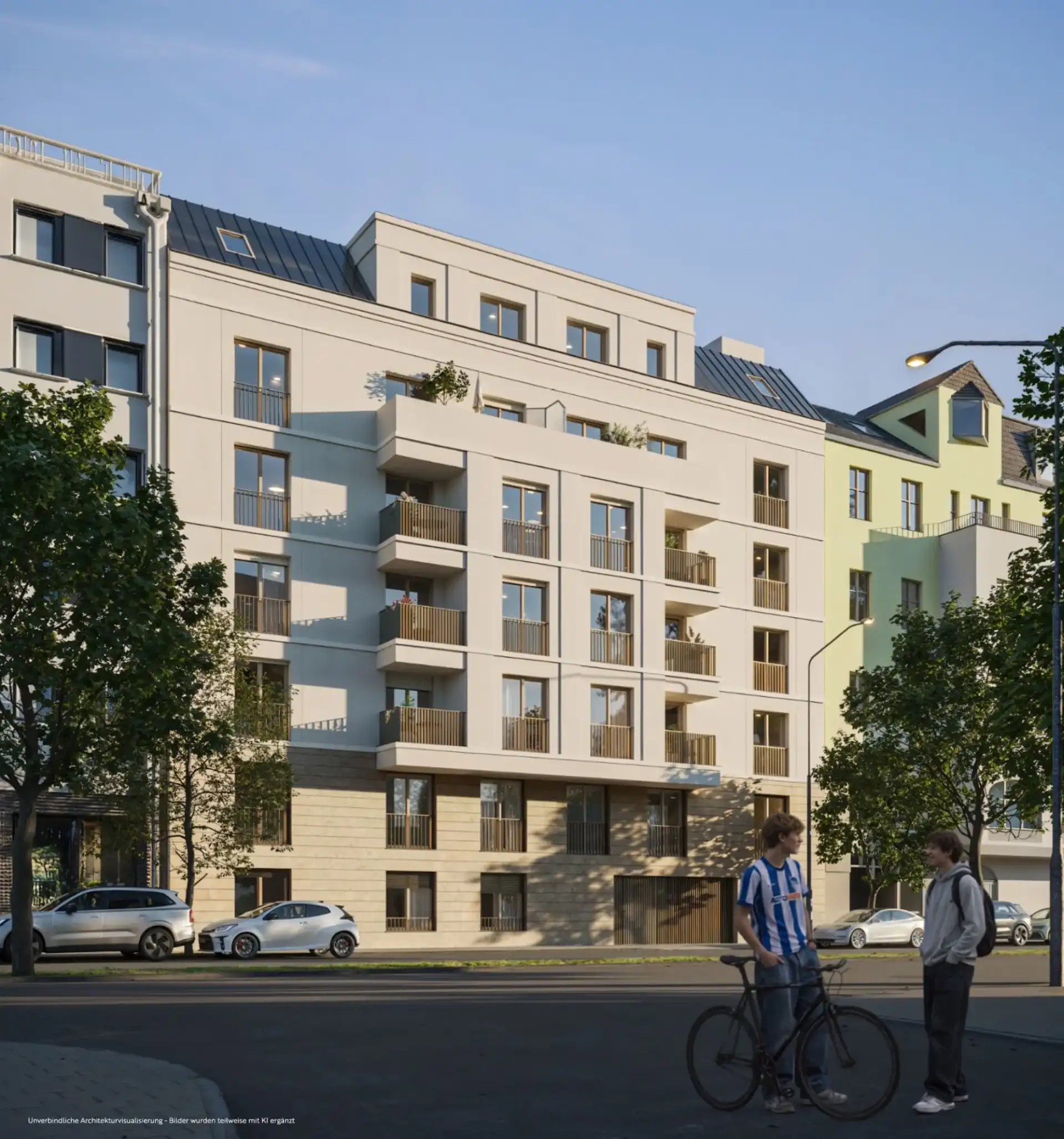 Modernes Wohngebäude mit Balkonen, davor zwei Personen und ein Fahrrad auf der Straße.