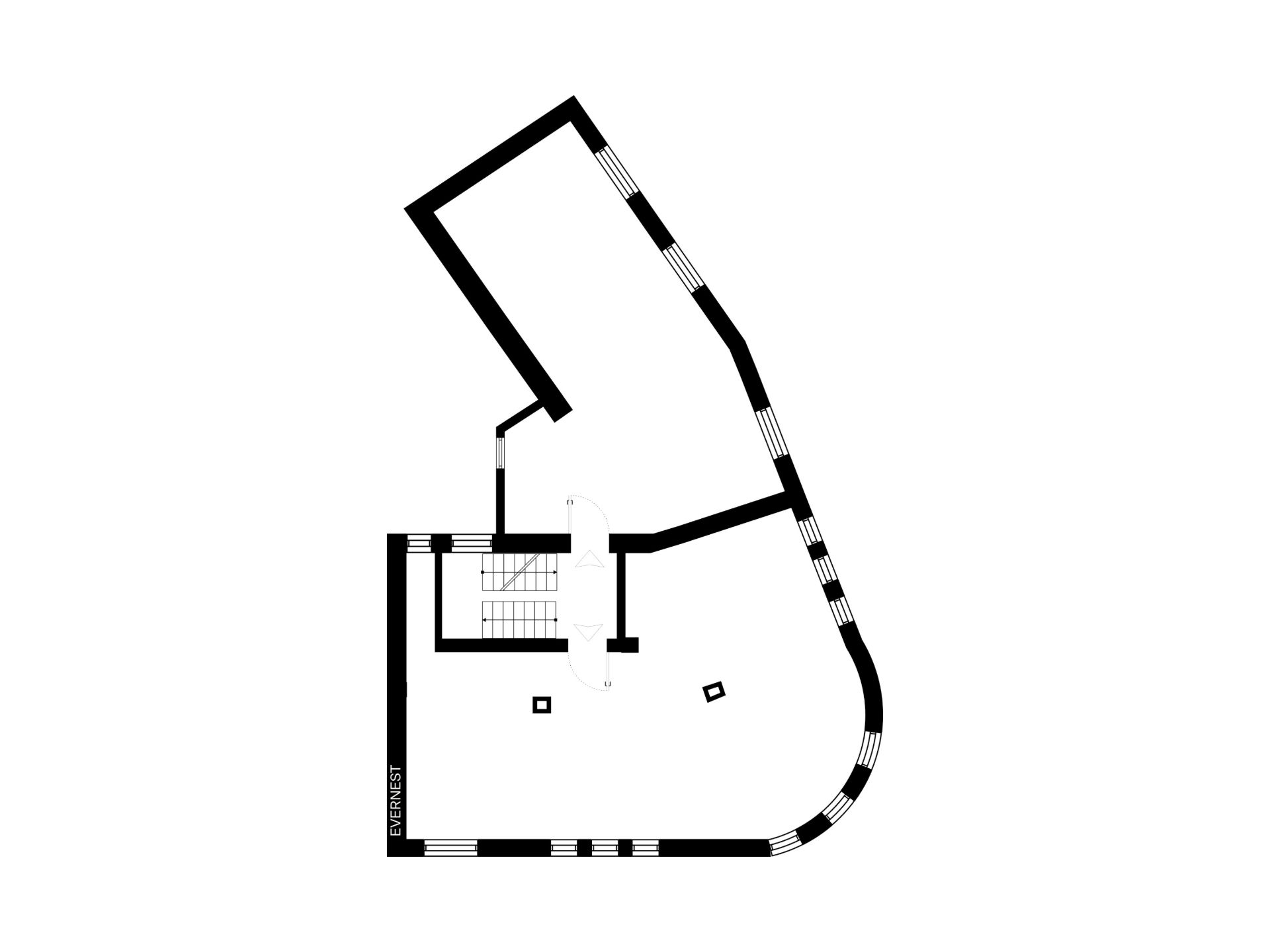 Grundriss einer Etage mit gebogenen und geraden Außenwänden, zentraler Treppe und mehreren Räumen.
