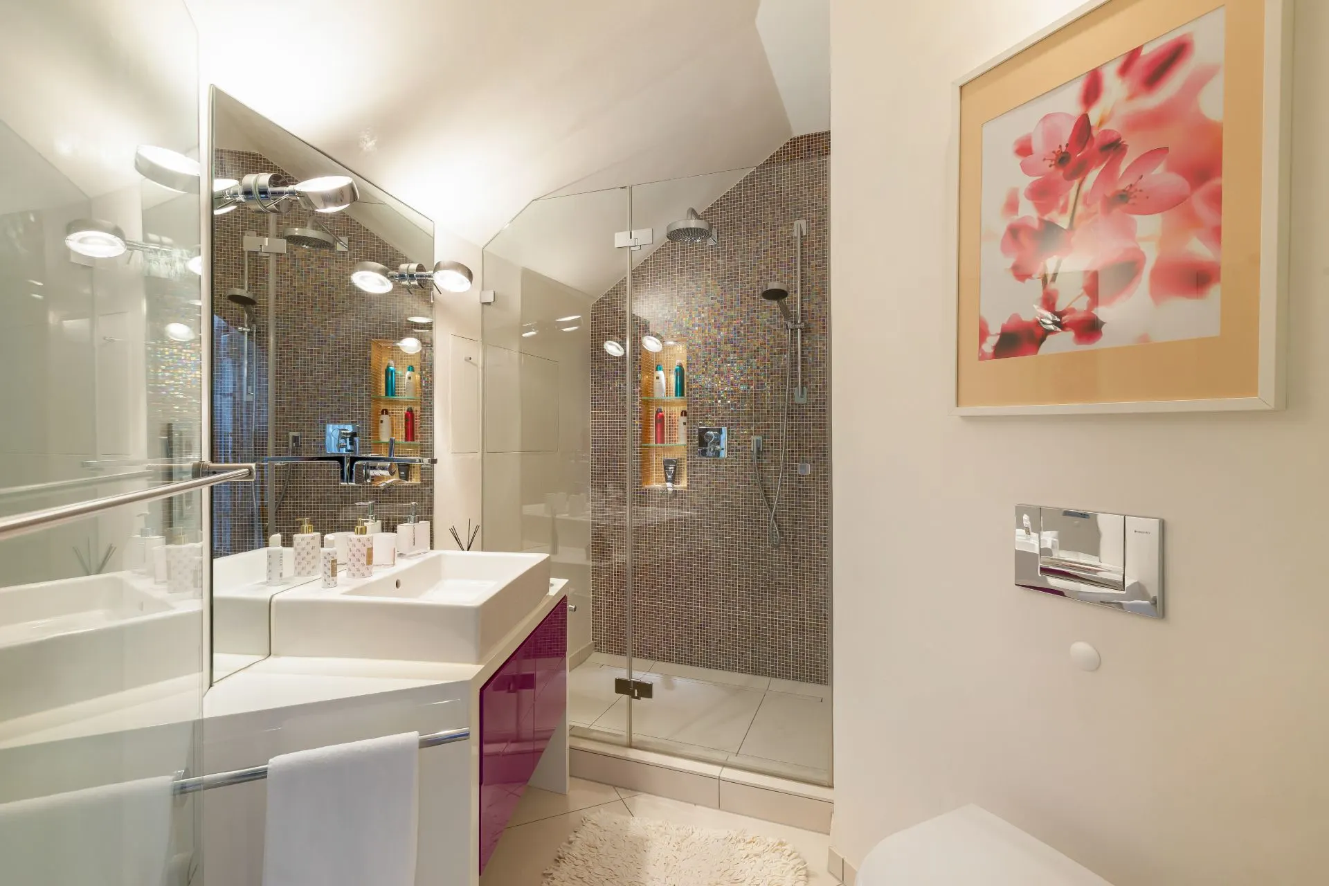 Modernes Badezimmer mit Glasdusche, Waschbecken und Wandbild mit Blumenmotiv.