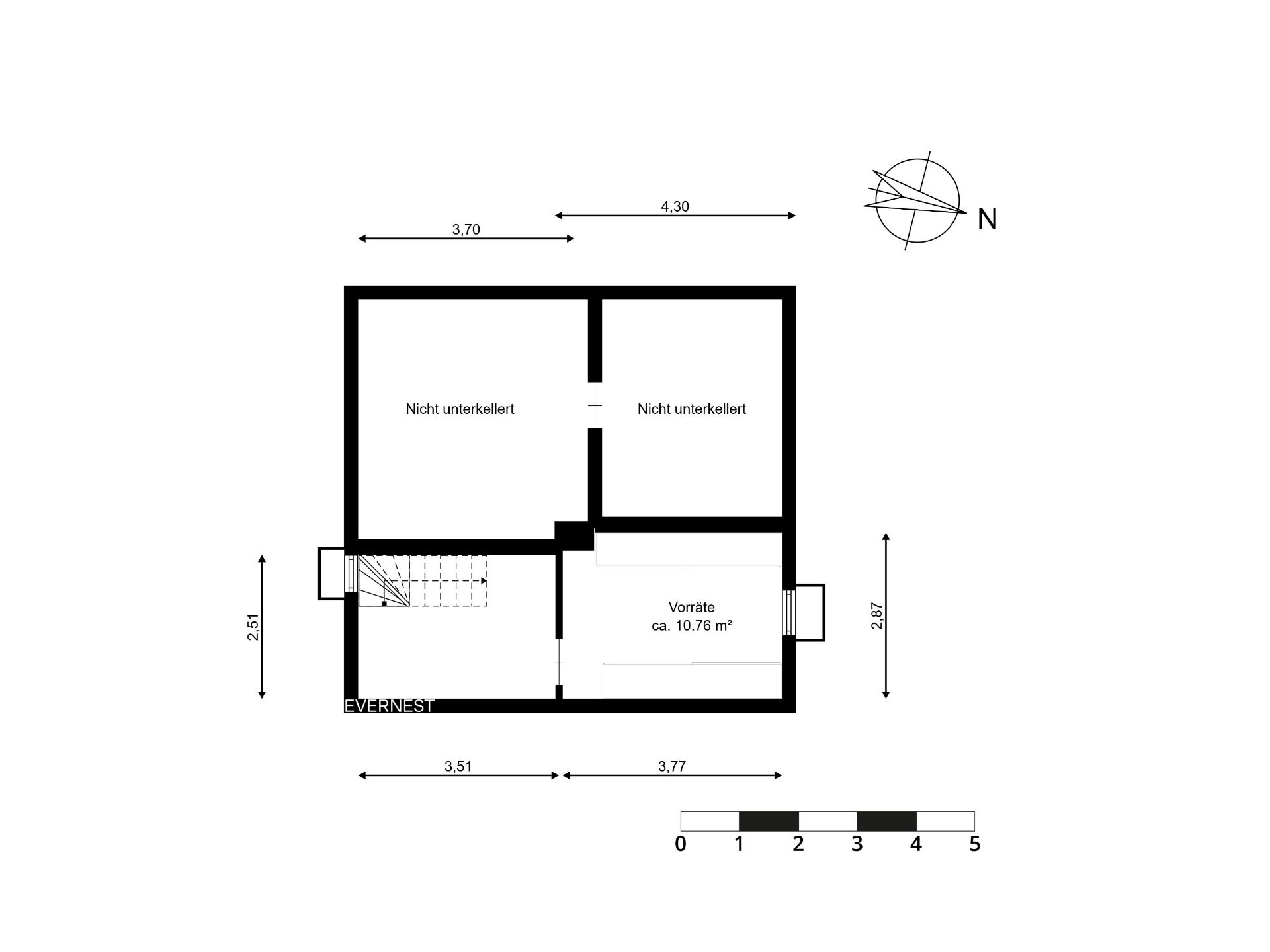 Grundriss mit zwei Räumen, einem Vorratsraum und Treppe. Flächen und Maße sind eingezeichnet.