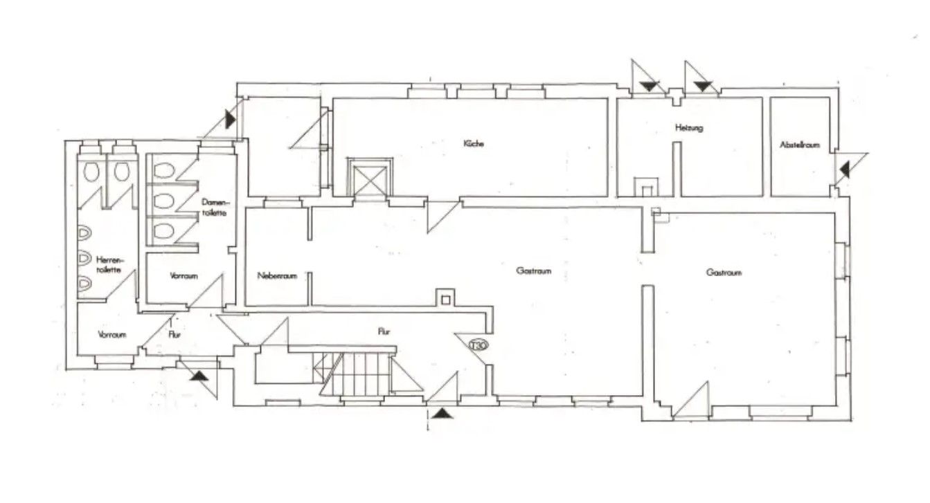 Grundriss eines Wohnhauses mit mehreren Räumen, darunter Küche, Gasträume und Toiletten.