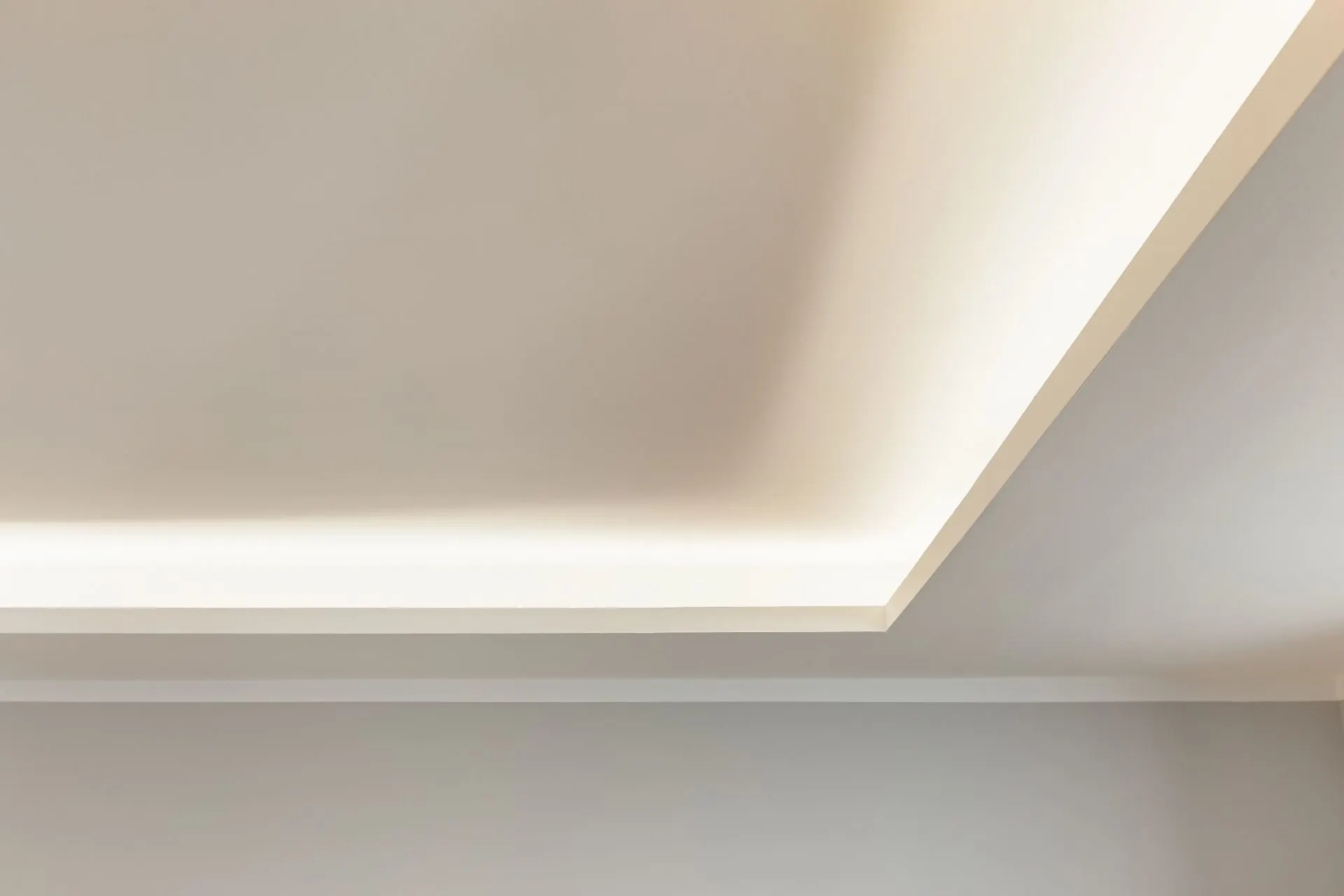 Abgehängte Decke mit indirekter Beleuchtung in einem Raum.