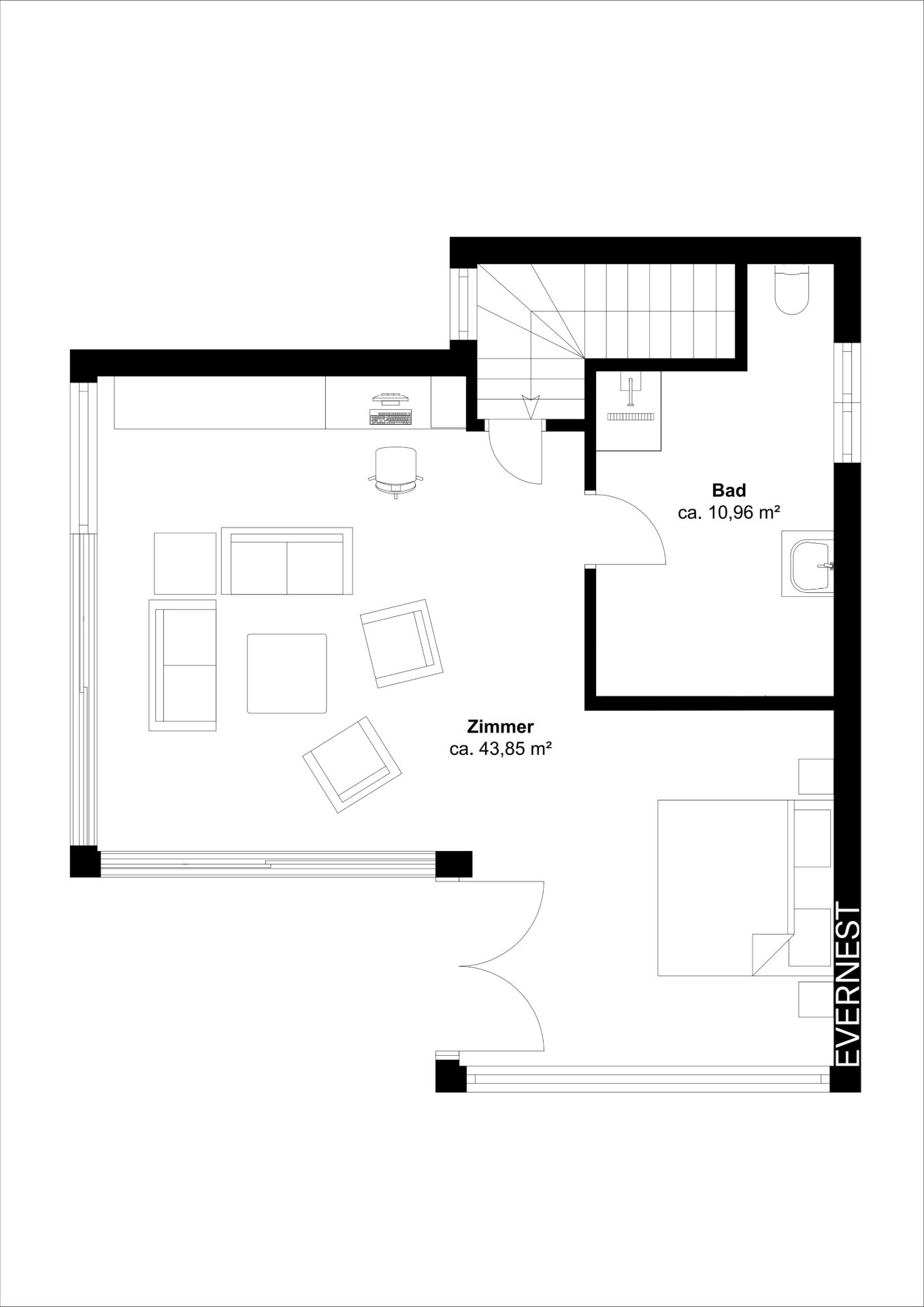 Grundriss mit einem großen Zimmer, Bad, Treppe und möblierten Bereichen.